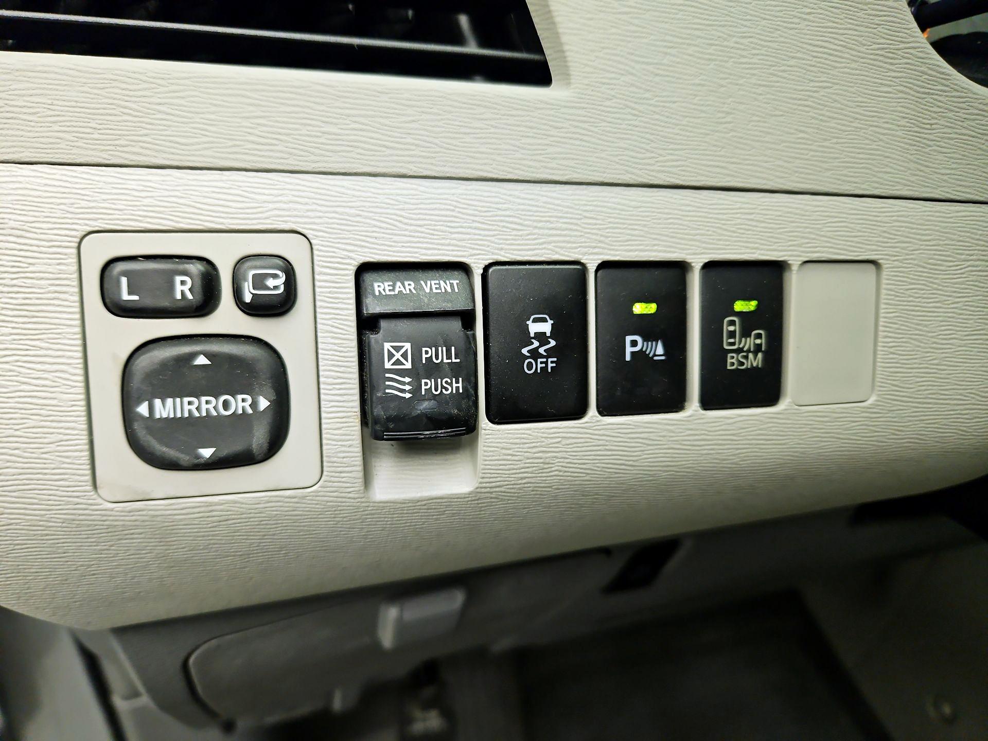 Thumbnail: 2014 Toyota Sienna - 13