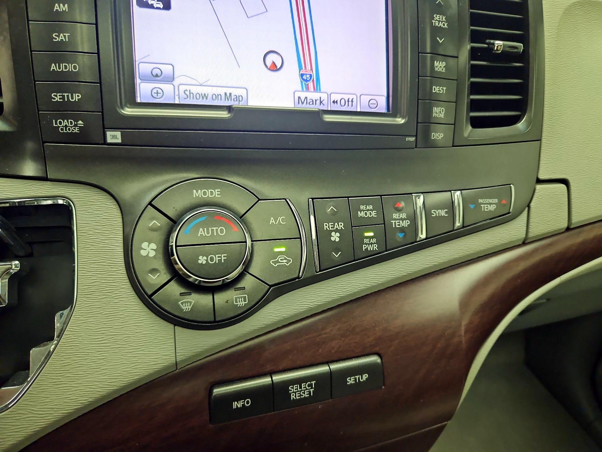 Thumbnail: 2014 Toyota Sienna - 17