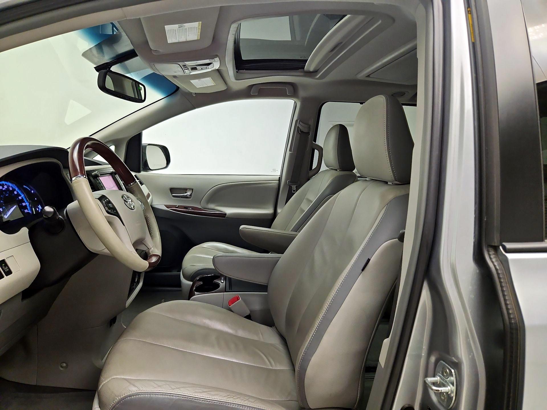 Thumbnail: 2014 Toyota Sienna - 20