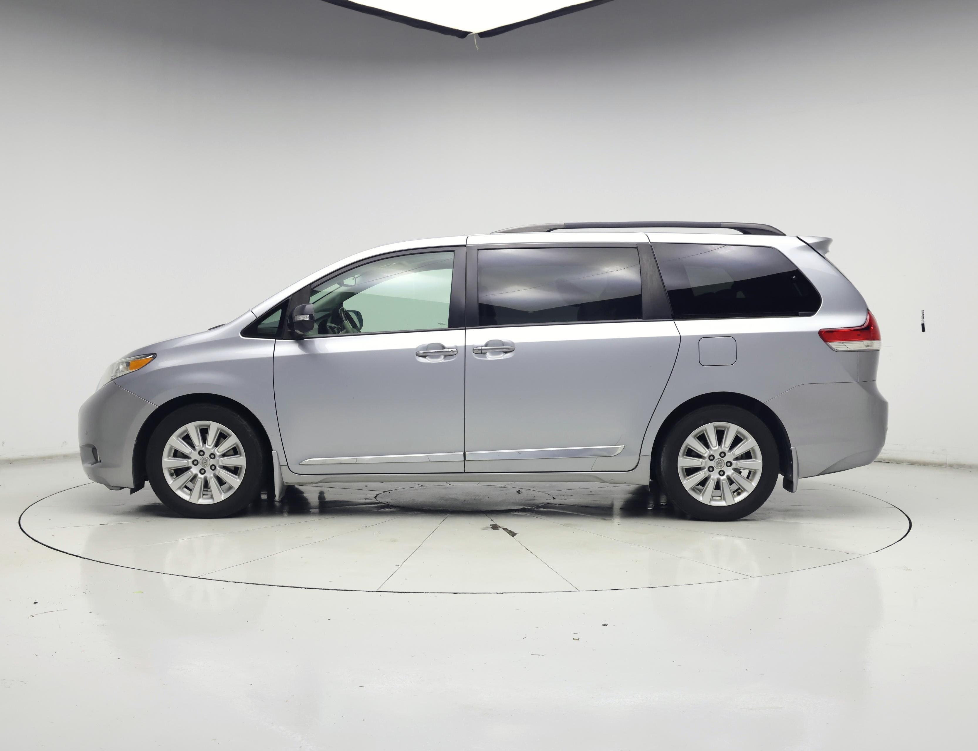 Thumbnail: 2014 Toyota Sienna - 3
