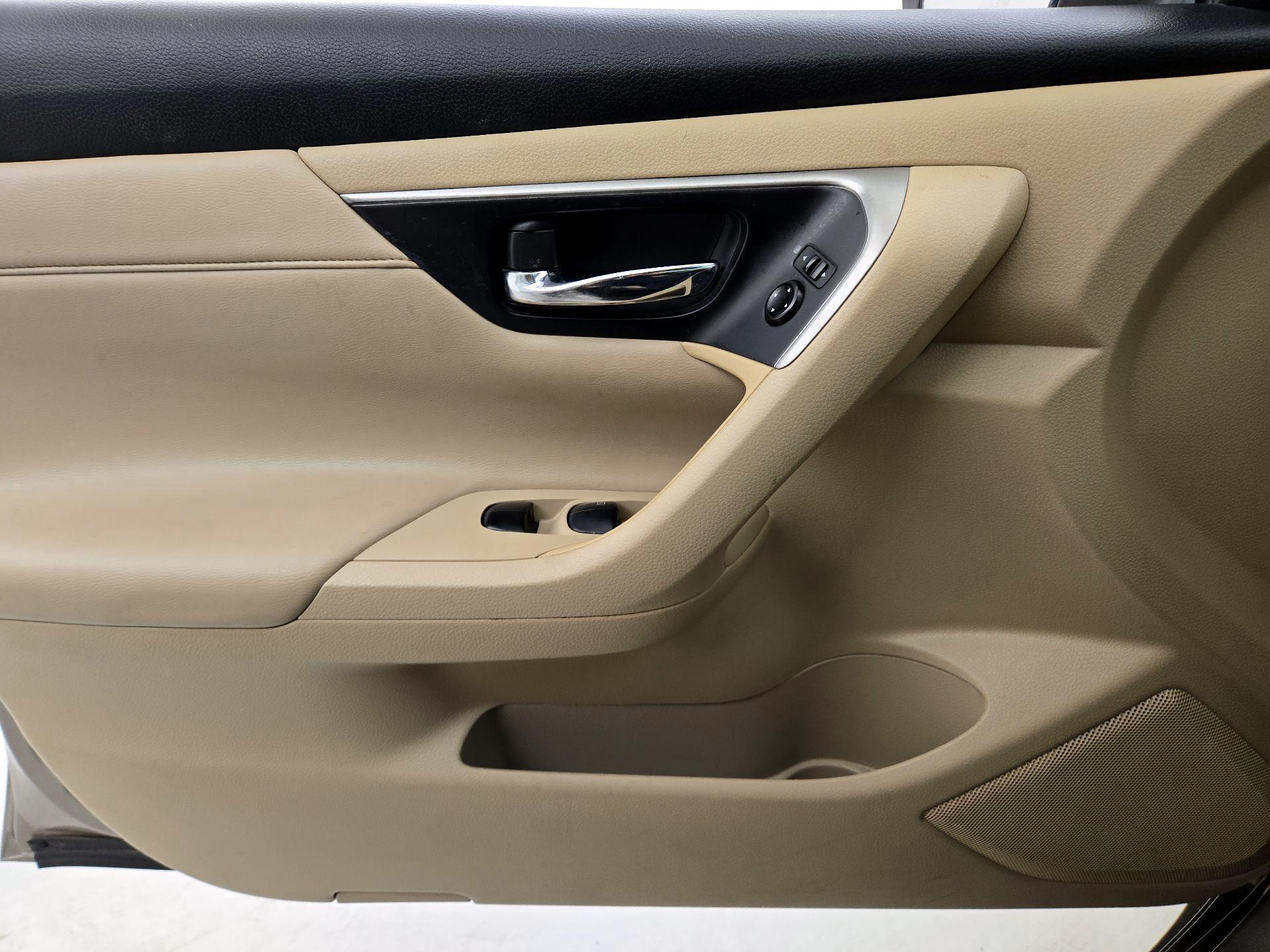 Thumbnail: 2015 Nissan Altima - 12