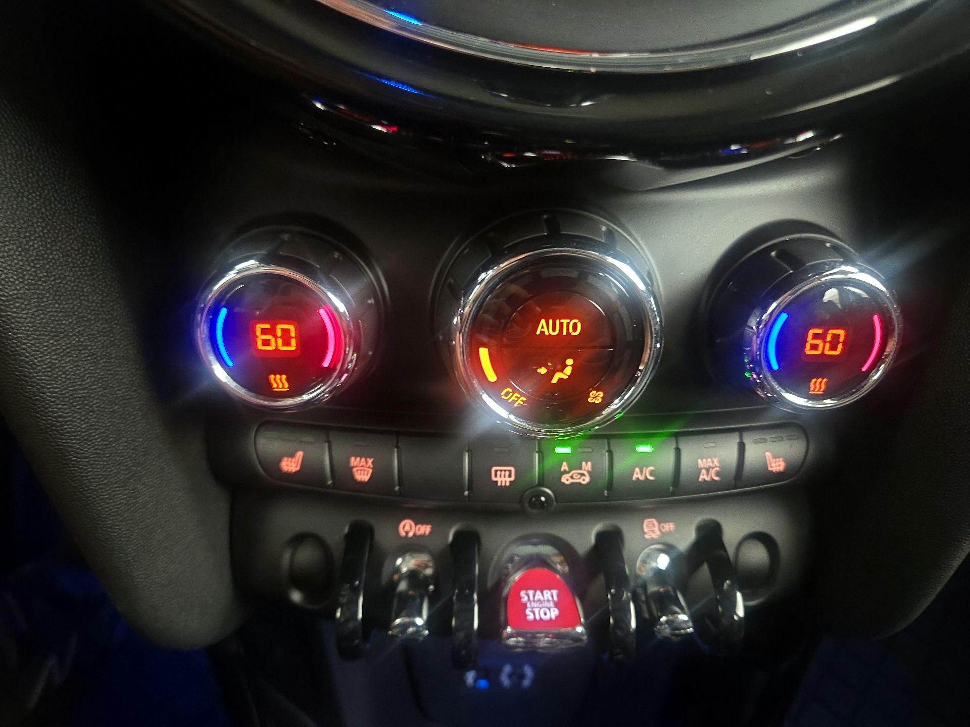 Thumbnail: 2015 MINI Cooper Hardtop - 16