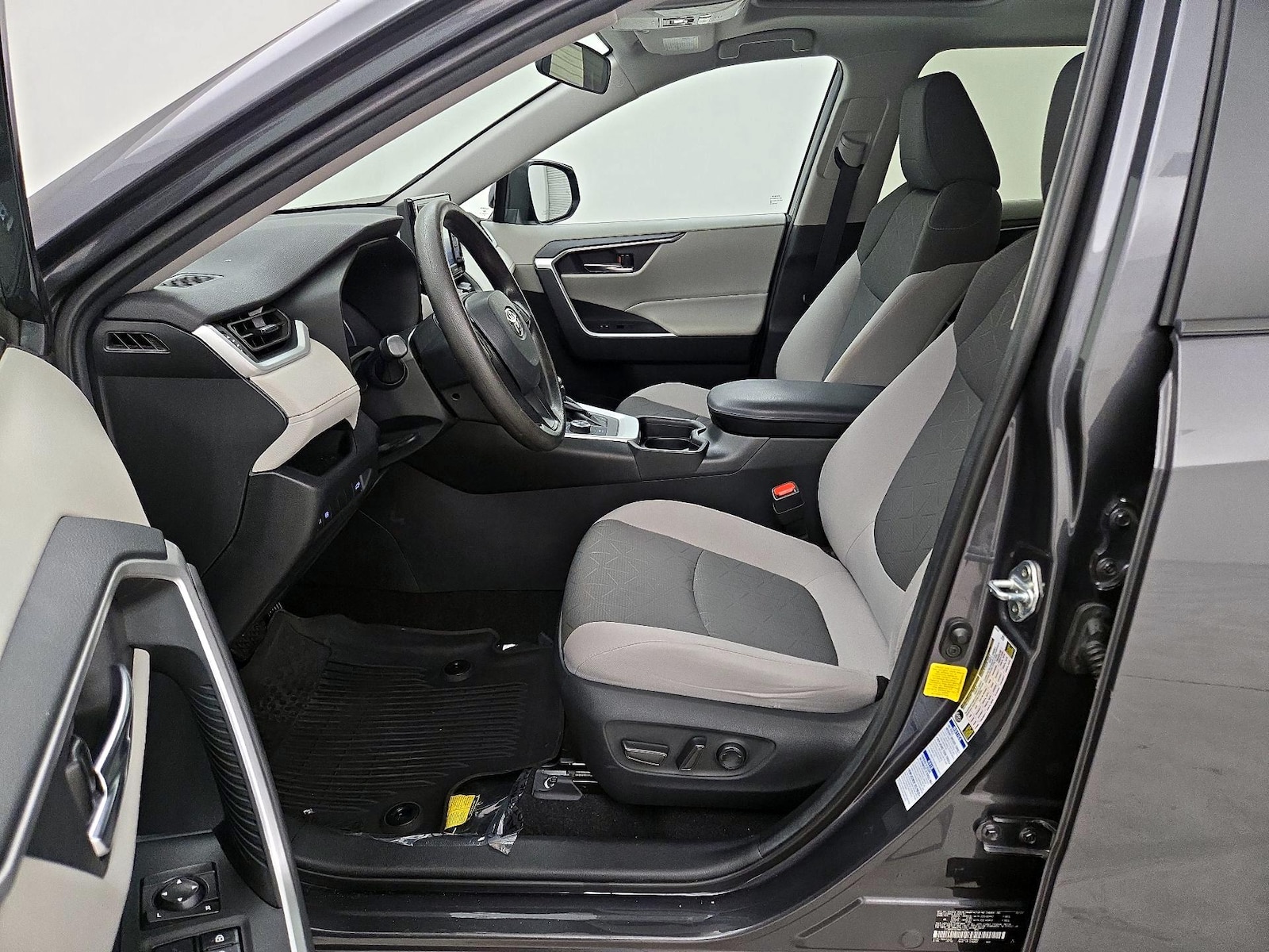 2021 Toyota RAV4 XLE - Photo 12