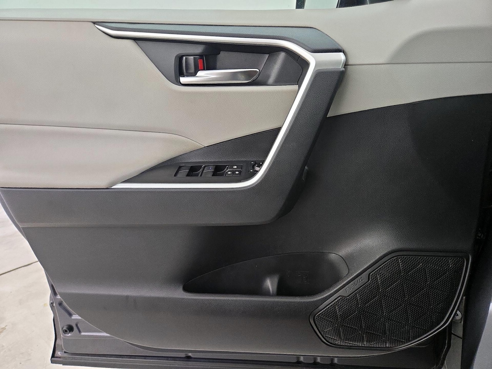2021 Toyota RAV4 XLE - Photo 13