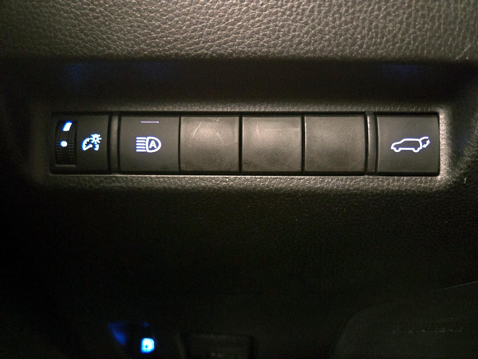 2021 Toyota RAV4 XLE - Photo 14