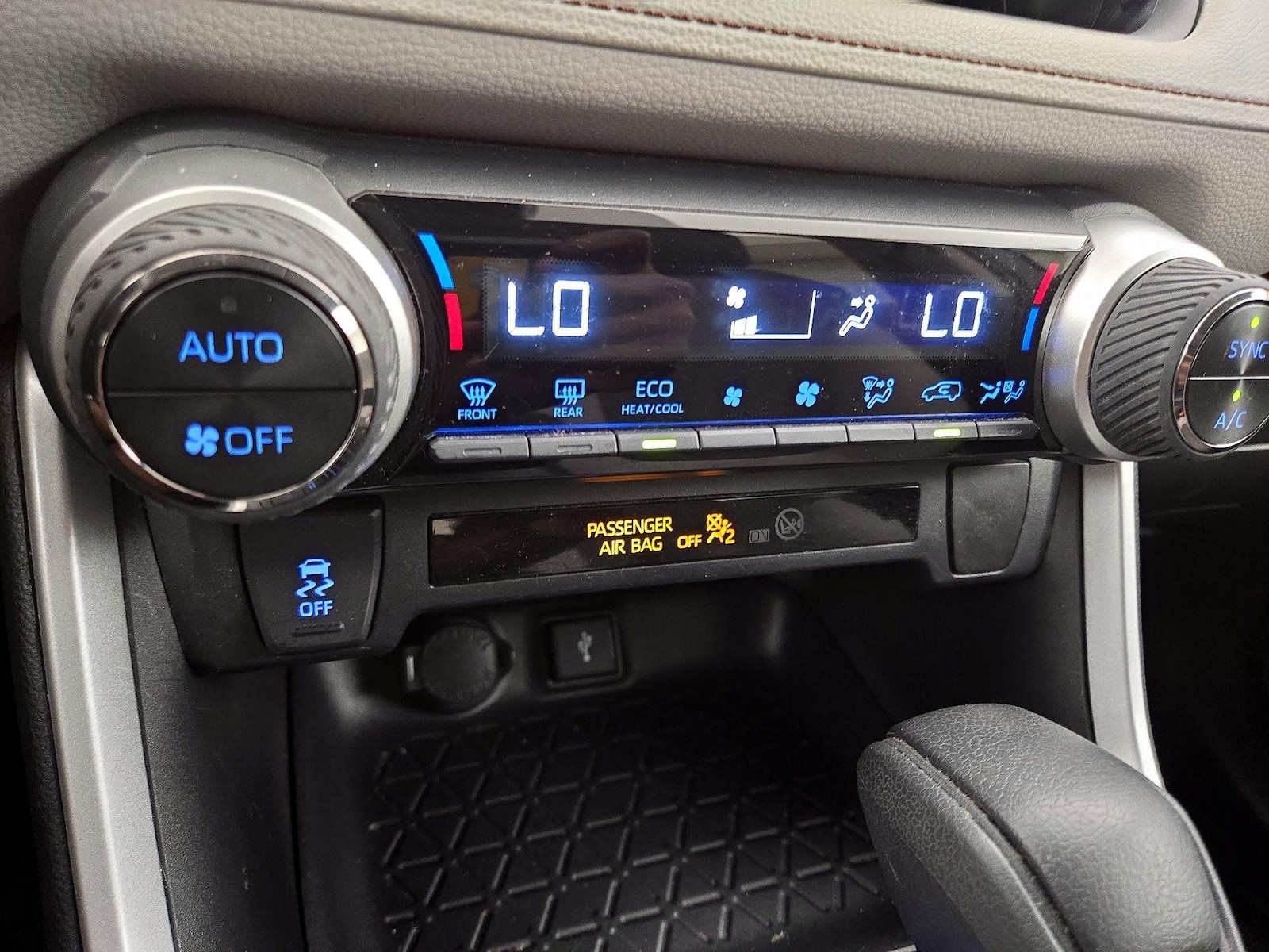 2021 Toyota RAV4 XLE - Photo 17