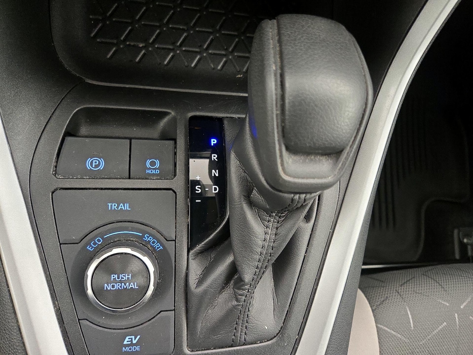 2021 Toyota RAV4 XLE - Photo 18