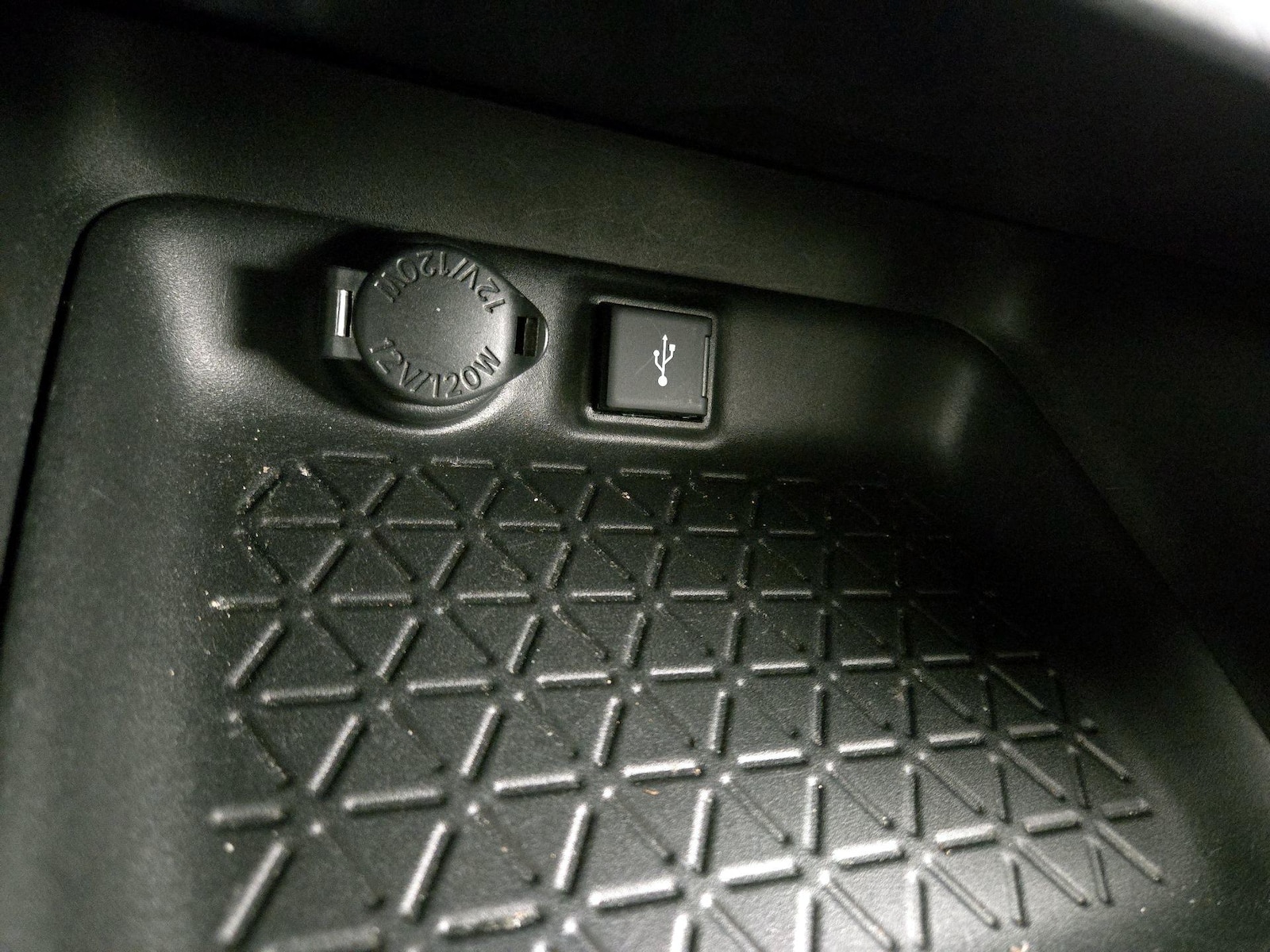 2021 Toyota RAV4 XLE - Photo 19