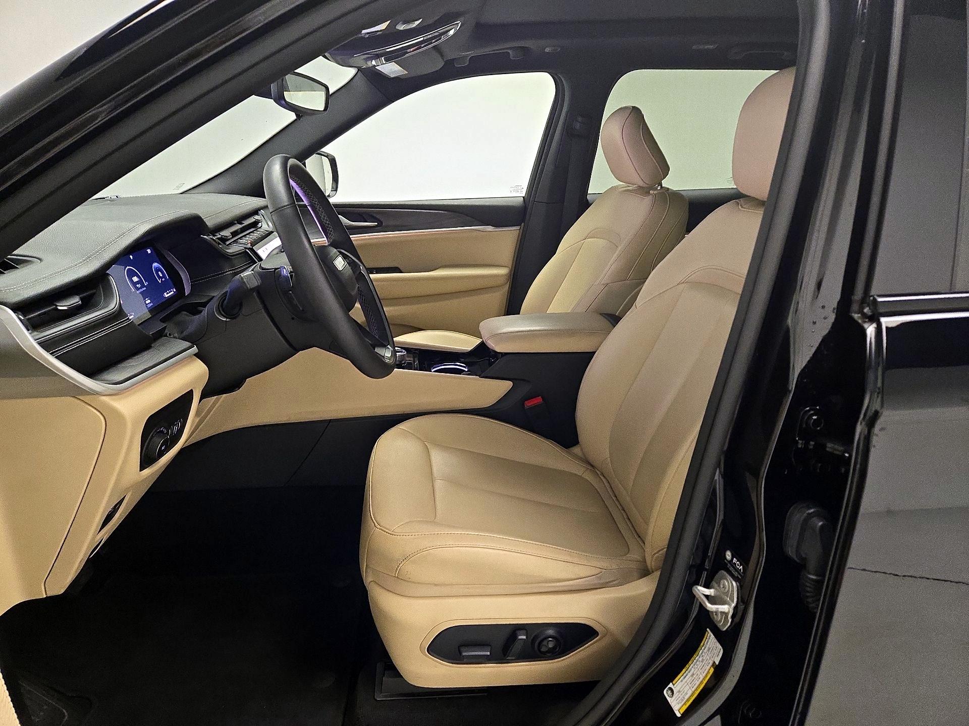 Thumbnail: 2023 Jeep Grand Cherokee - 11