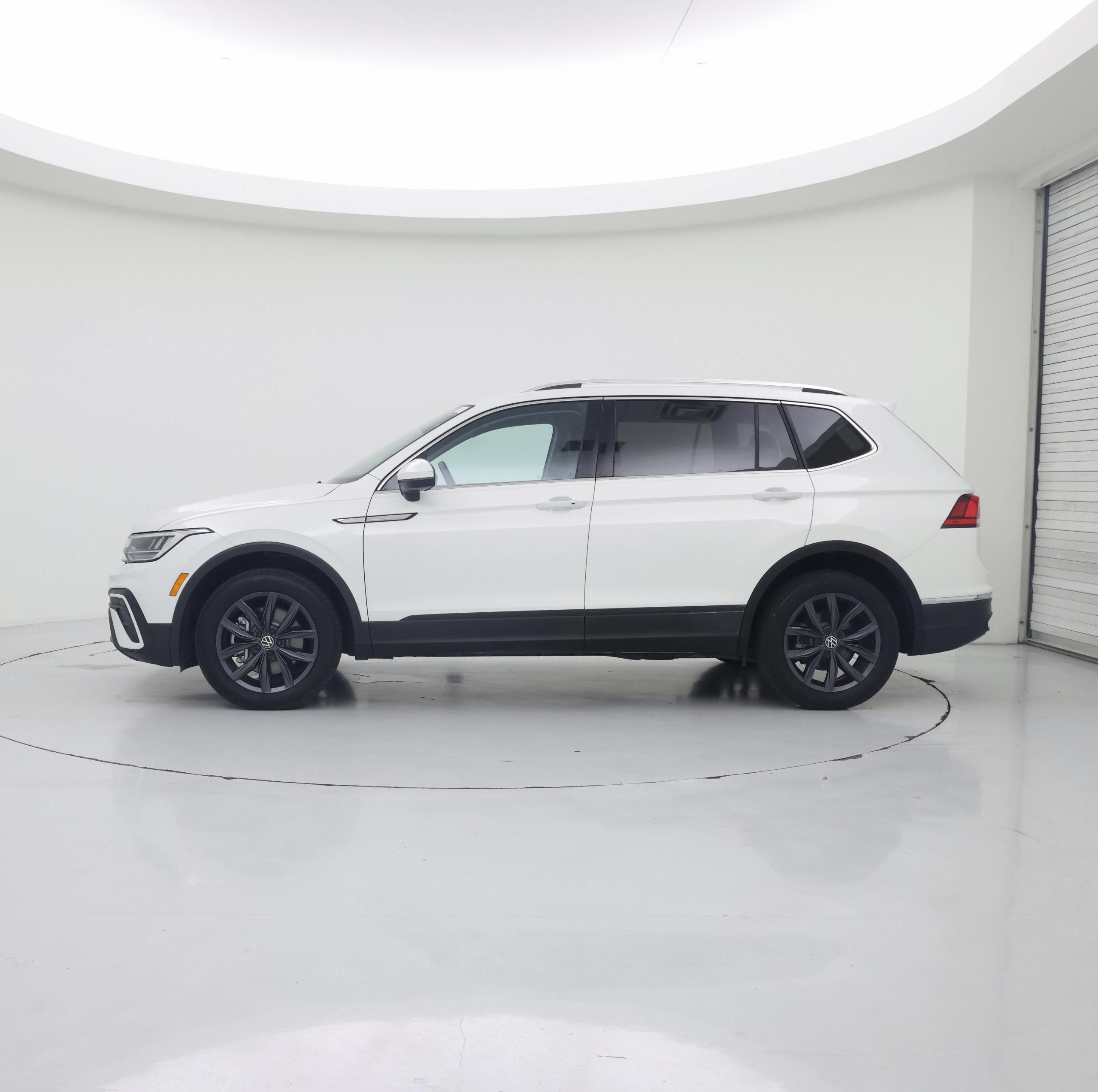Thumbnail: 2023 Volkswagen Tiguan - 3