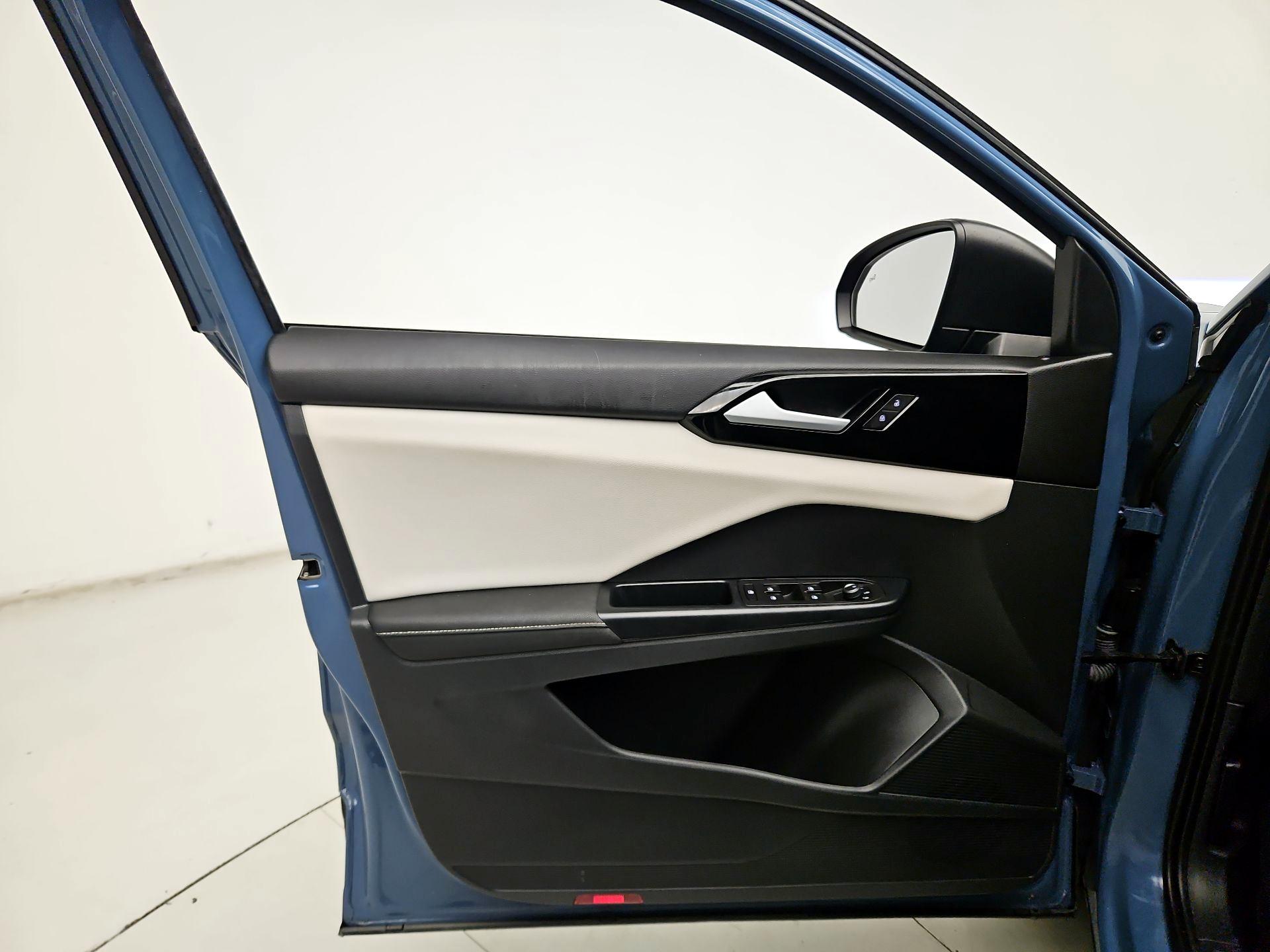 Thumbnail: 2025 Volkswagen Taos - 12