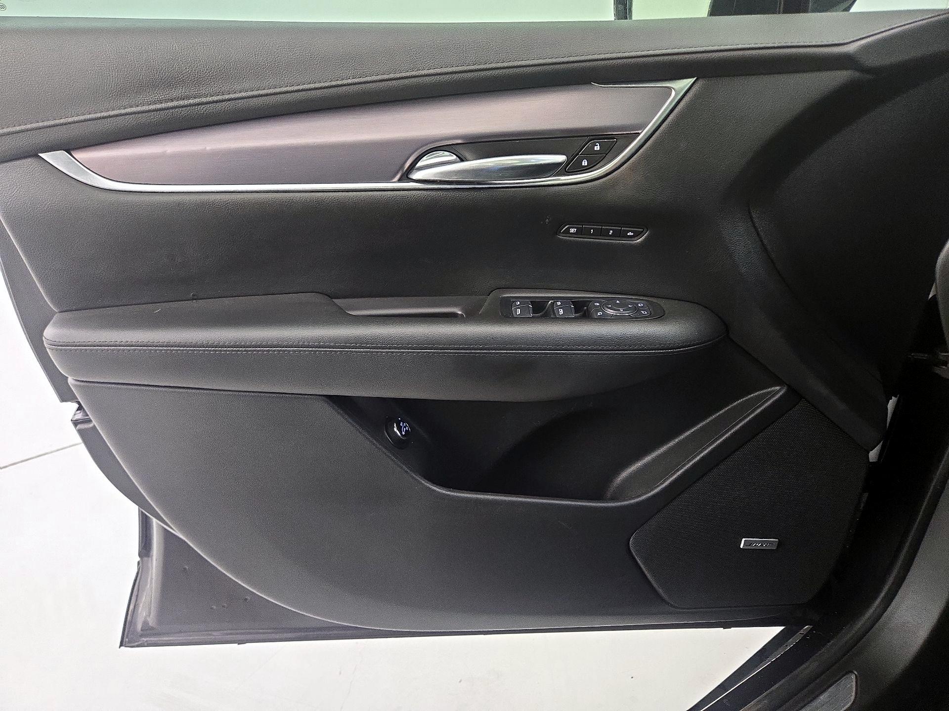 Thumbnail: 2017 Cadillac XT5 - 12