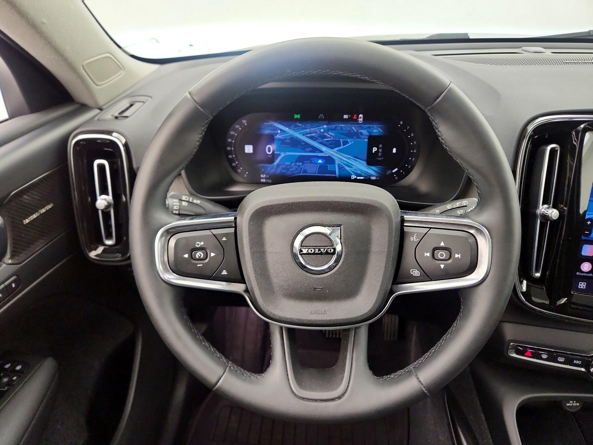 Thumbnail: 2023 Volvo XC40 - 10