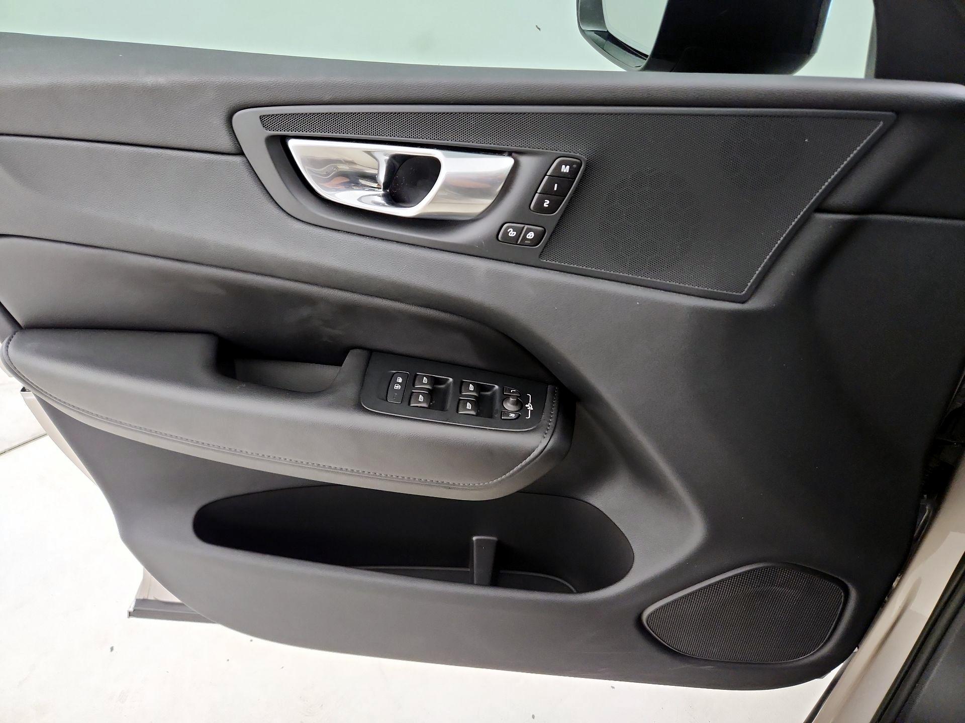 Thumbnail: 2023 Volvo XC60 - 12