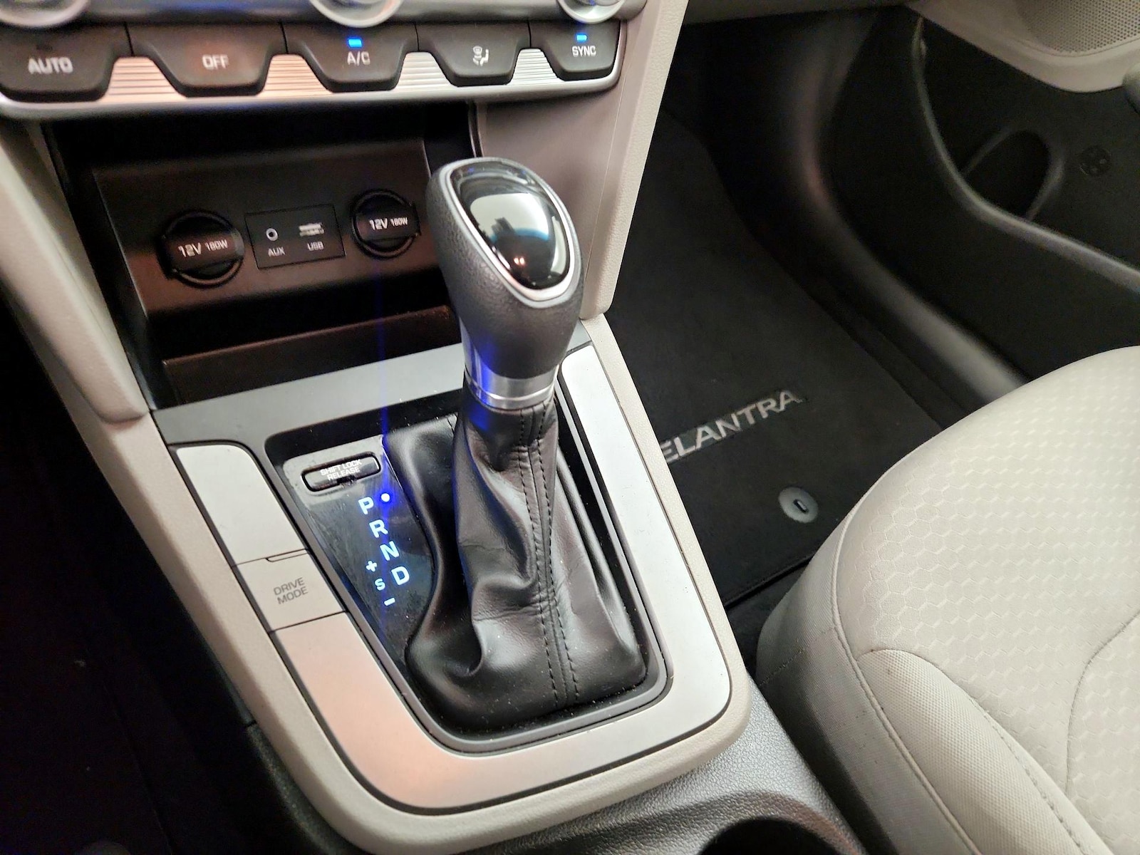 2020 Hyundai Elantra SE - Photo 18