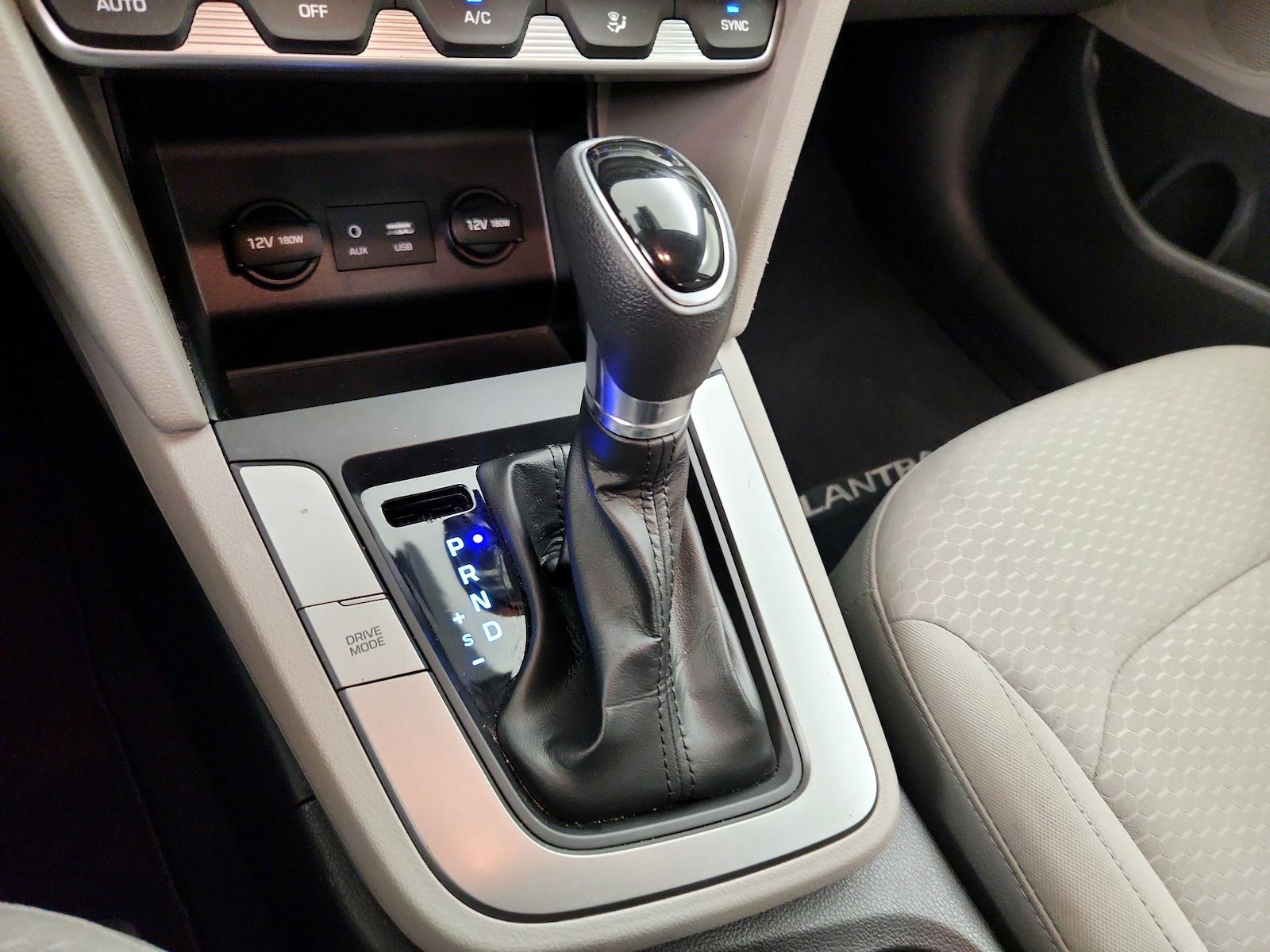 2020 Hyundai Elantra SE - Photo 18