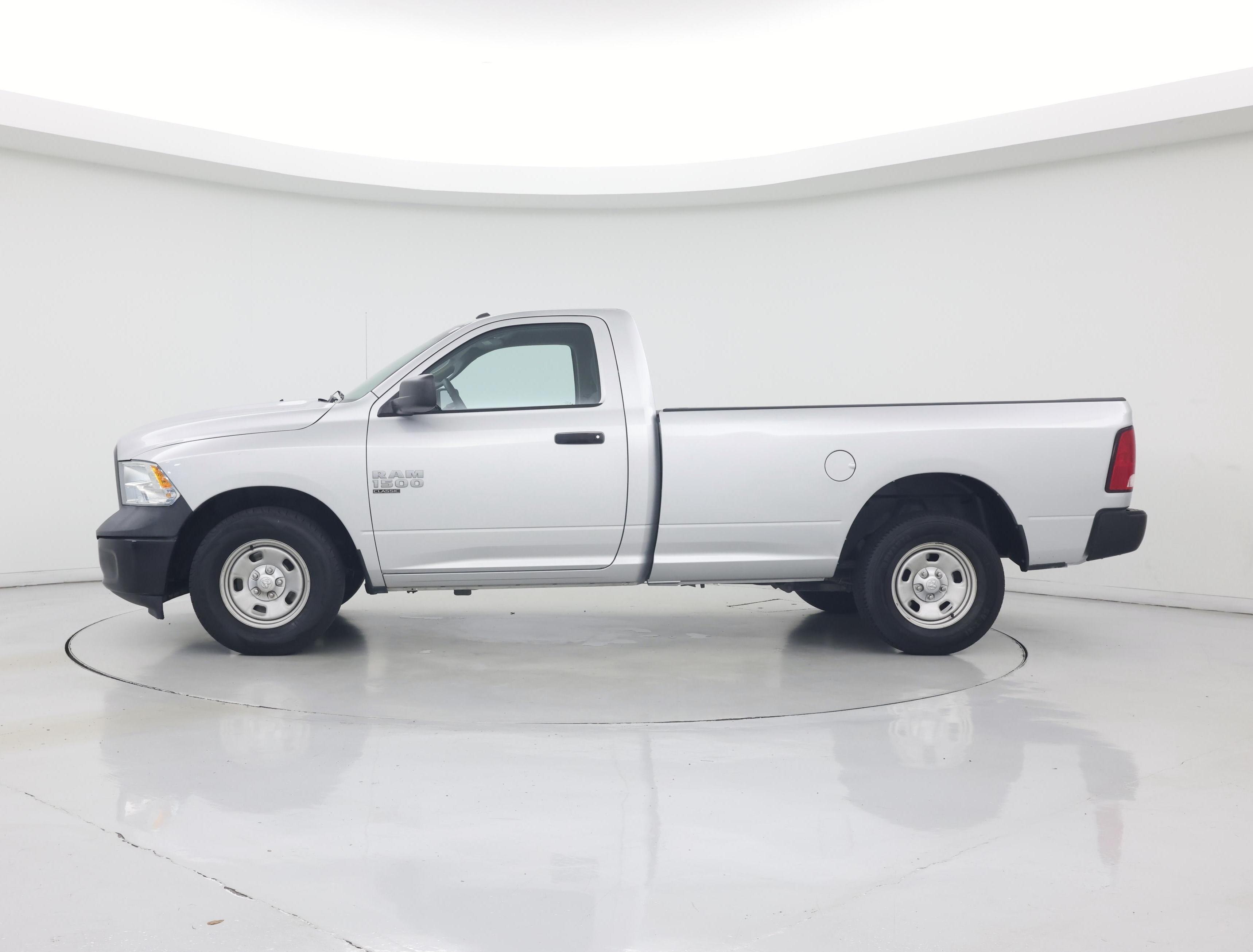 Thumbnail: 2019 RAM 1500 Classic - 3