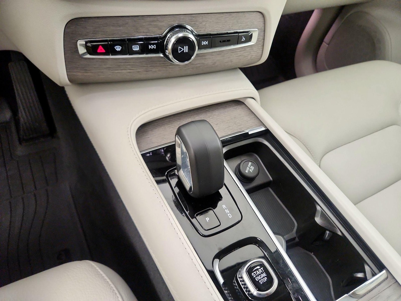 2023 Volvo XC90 Plus - Photo 16