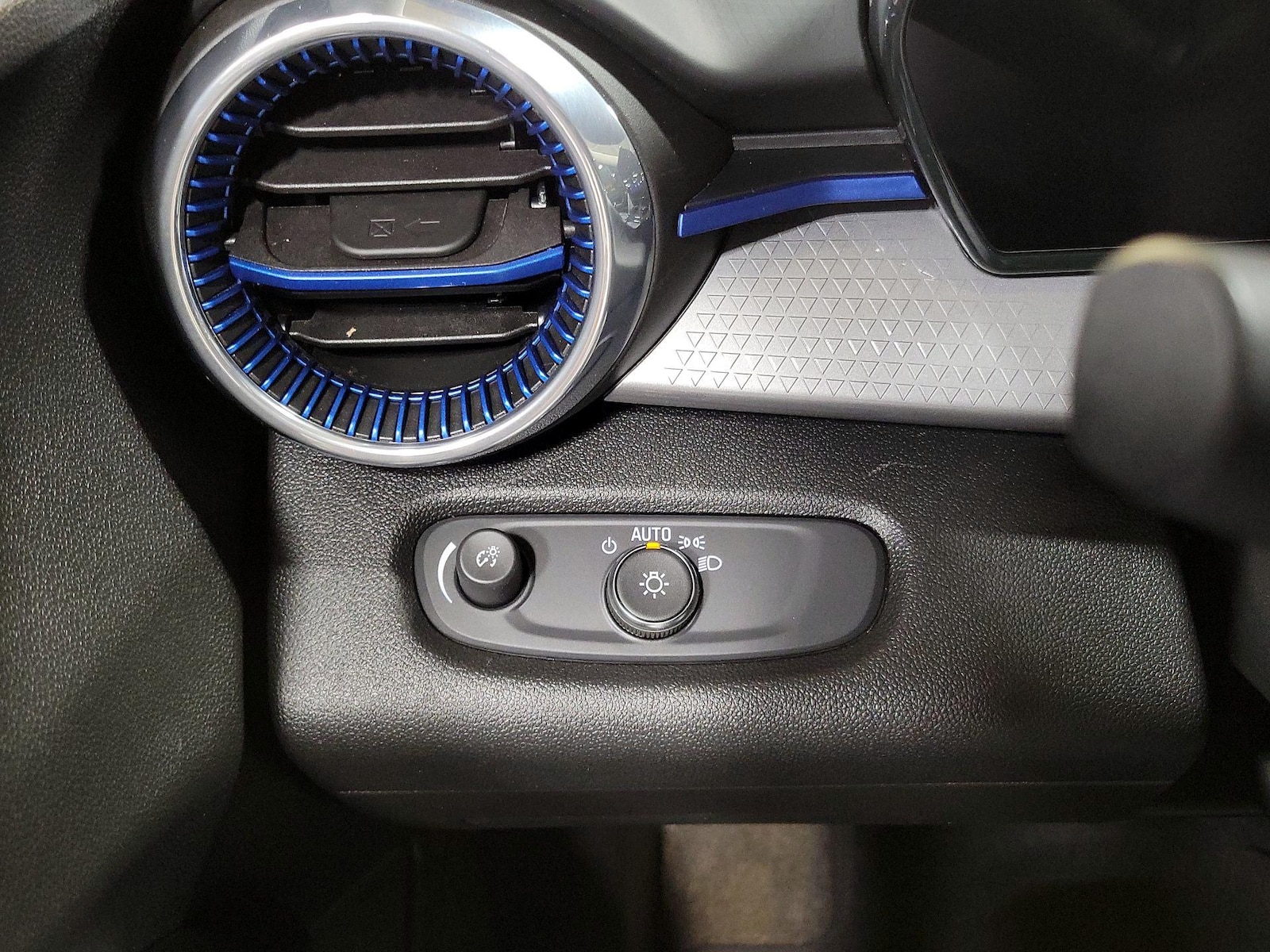 2025 Chevrolet Trax LT - Photo 14