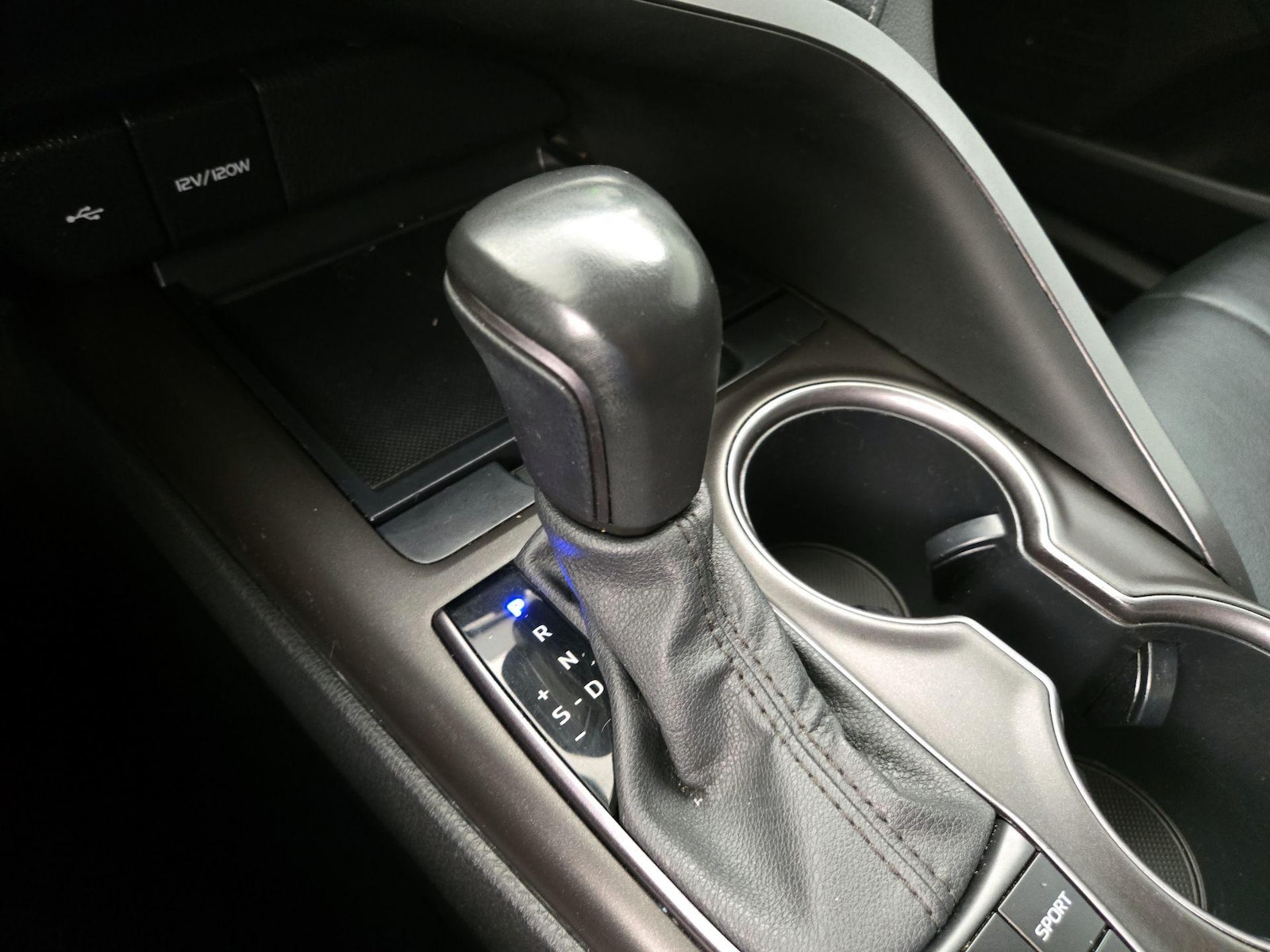 2023 Toyota Camry SE - Photo 18