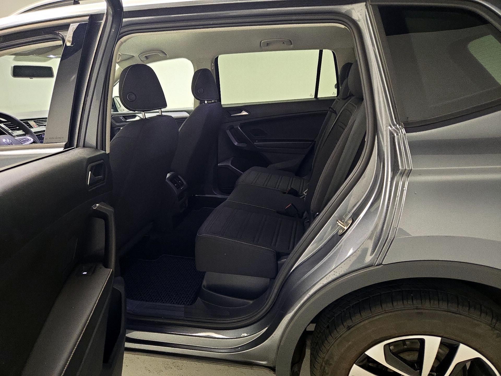 Thumbnail: 2022 Volkswagen Tiguan - 17