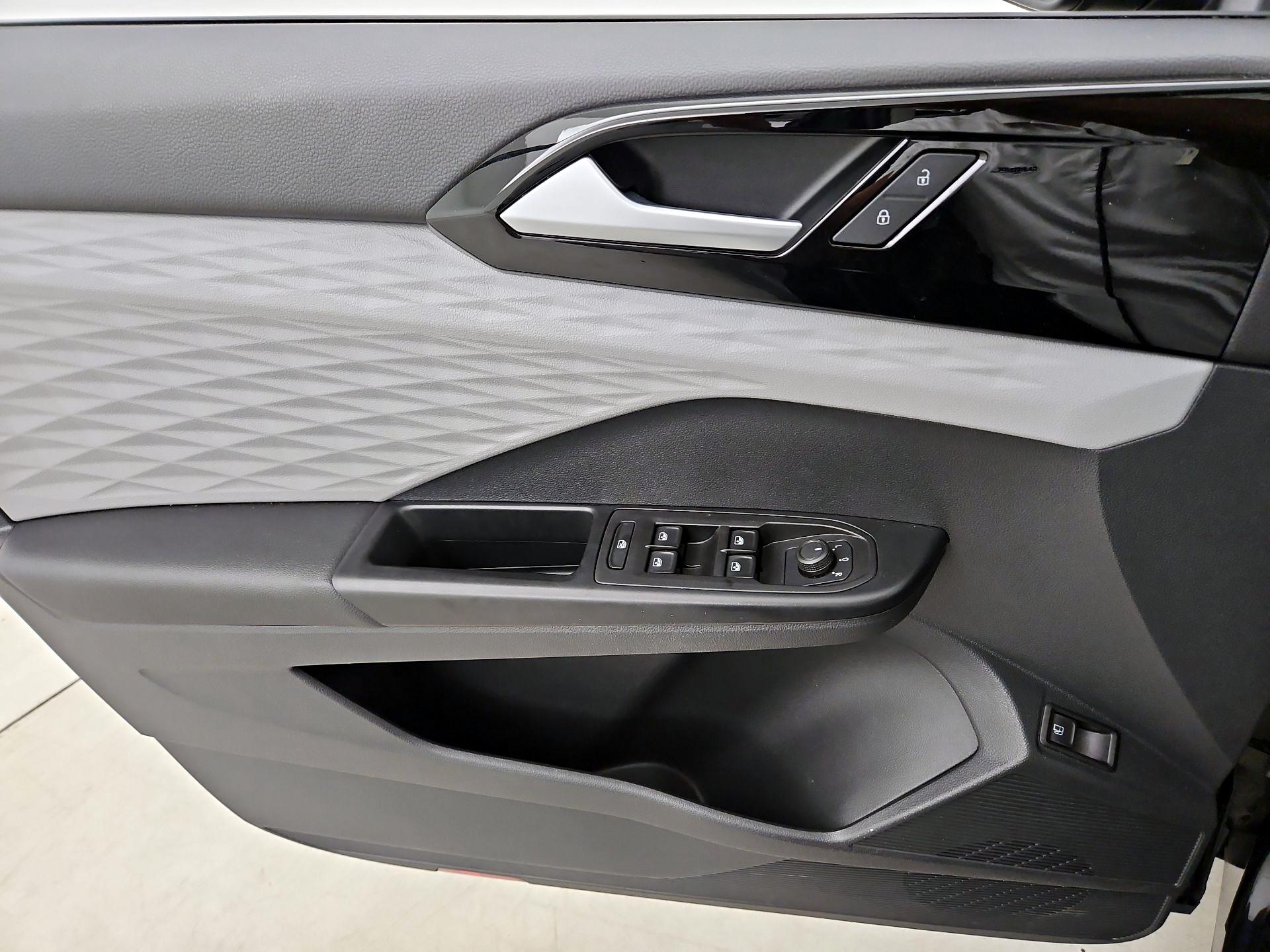 Thumbnail: 2023 Volkswagen Taos - 12