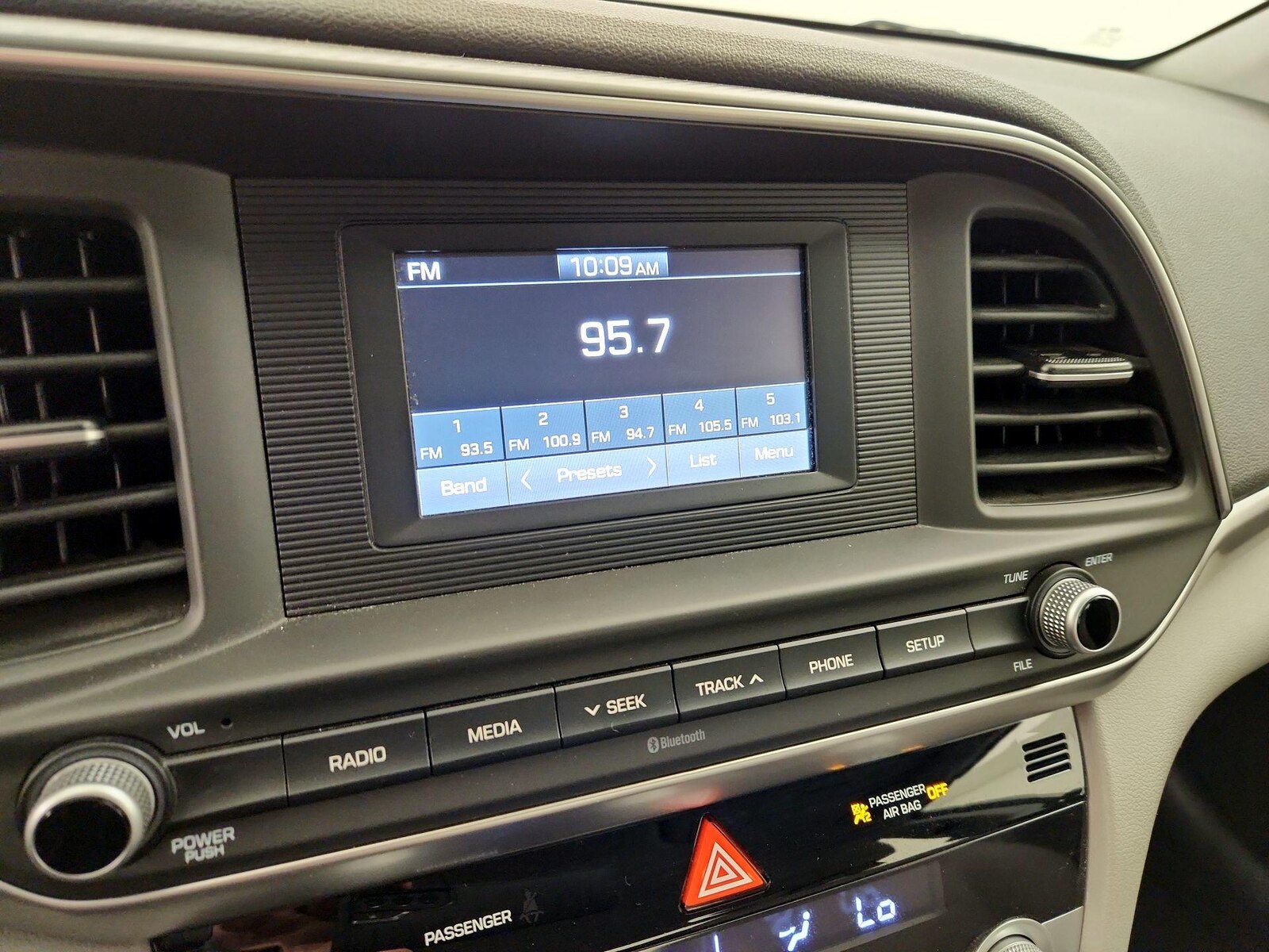 2020 Hyundai Elantra SE - Photo 16