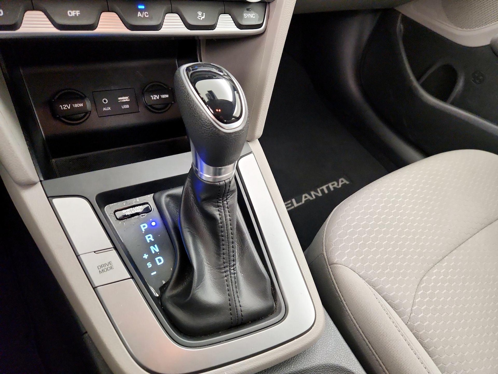 2020 Hyundai Elantra SE - Photo 18