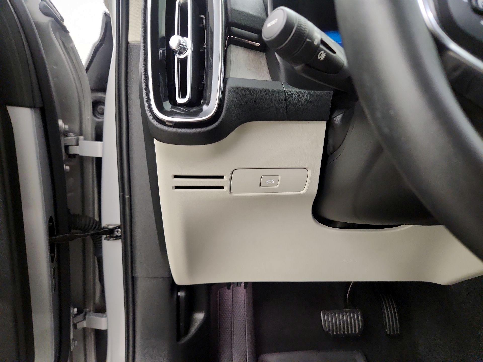 Thumbnail: 2023 Volvo XC40 - 13