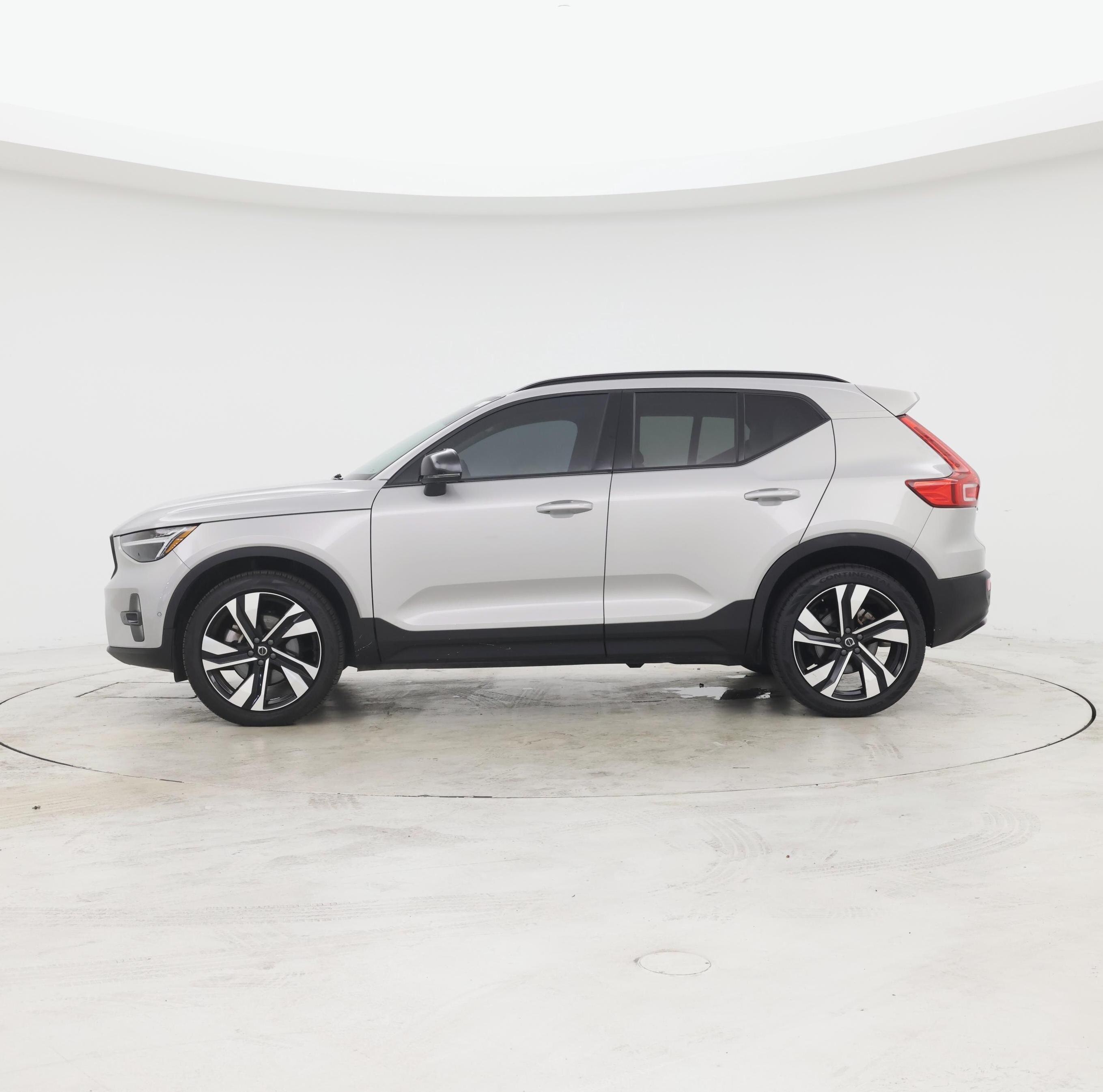 Thumbnail: 2023 Volvo XC40 - 3
