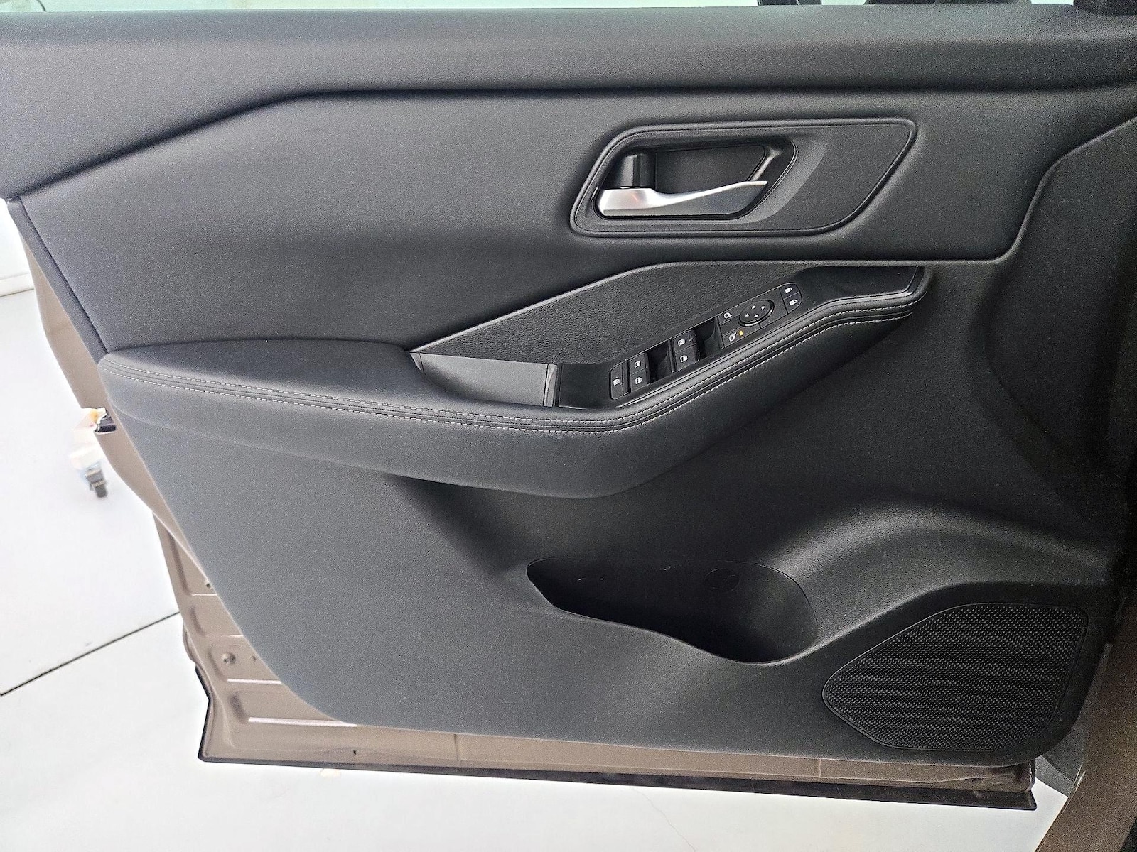 2025 Nissan Rogue SV - Photo 13