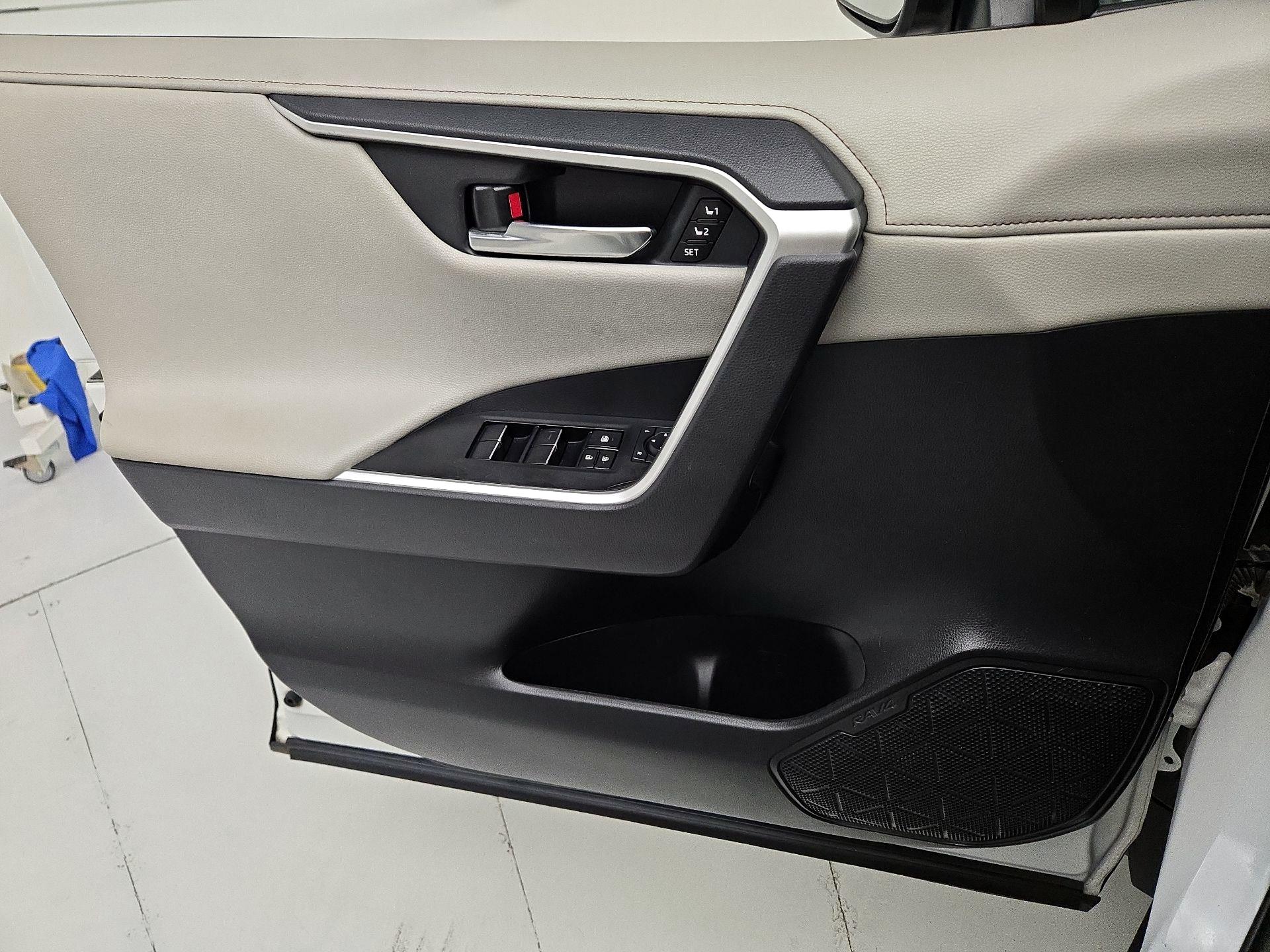 Thumbnail: 2020 Toyota RAV4 - 12