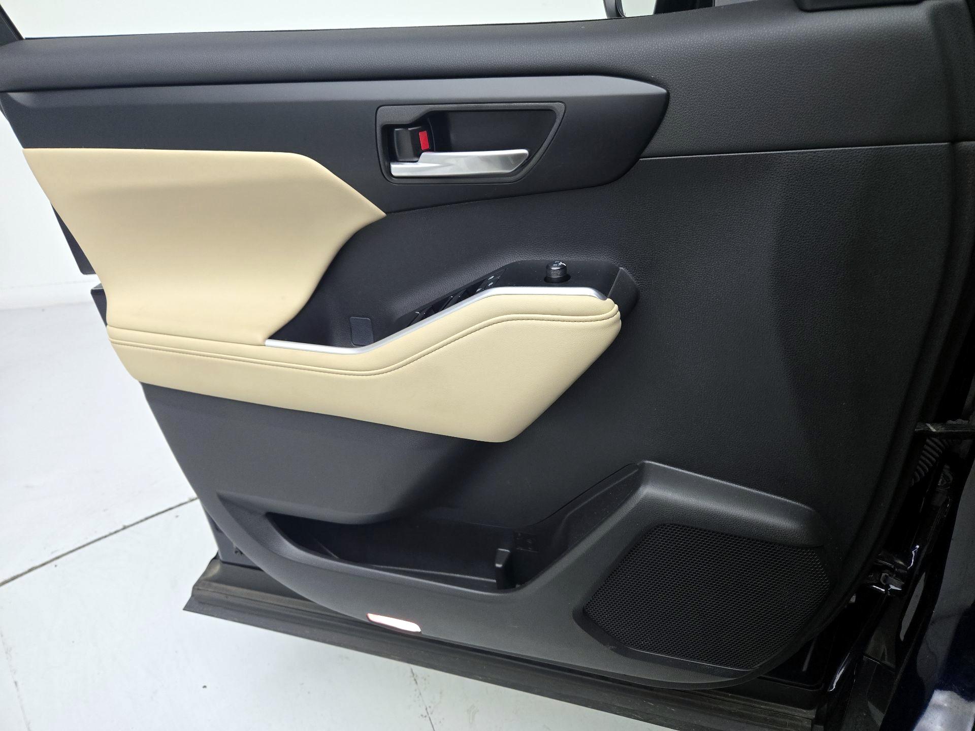 Thumbnail: 2025 Toyota Highlander - 12