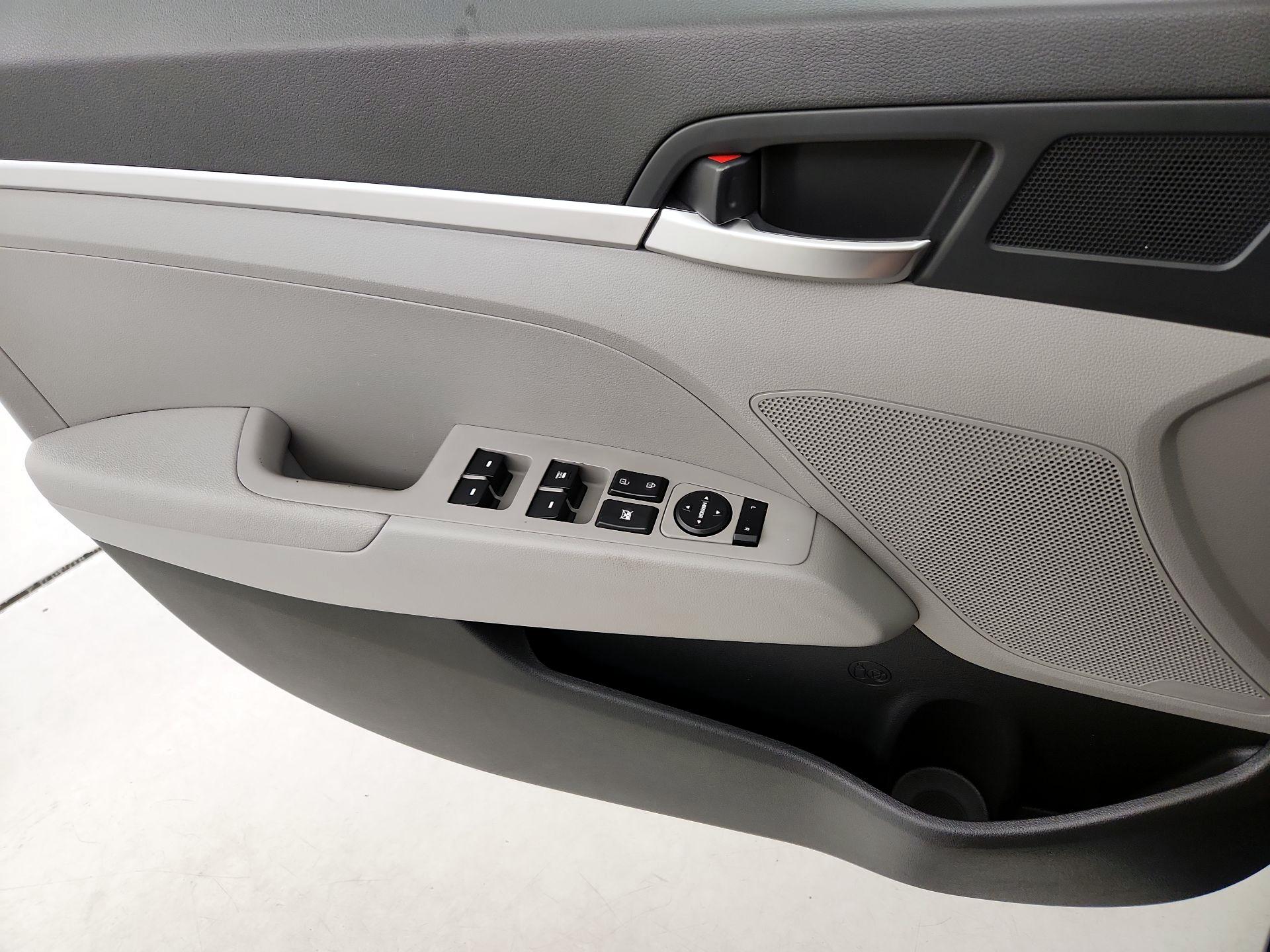 Thumbnail: 2020 Hyundai Elantra - 12