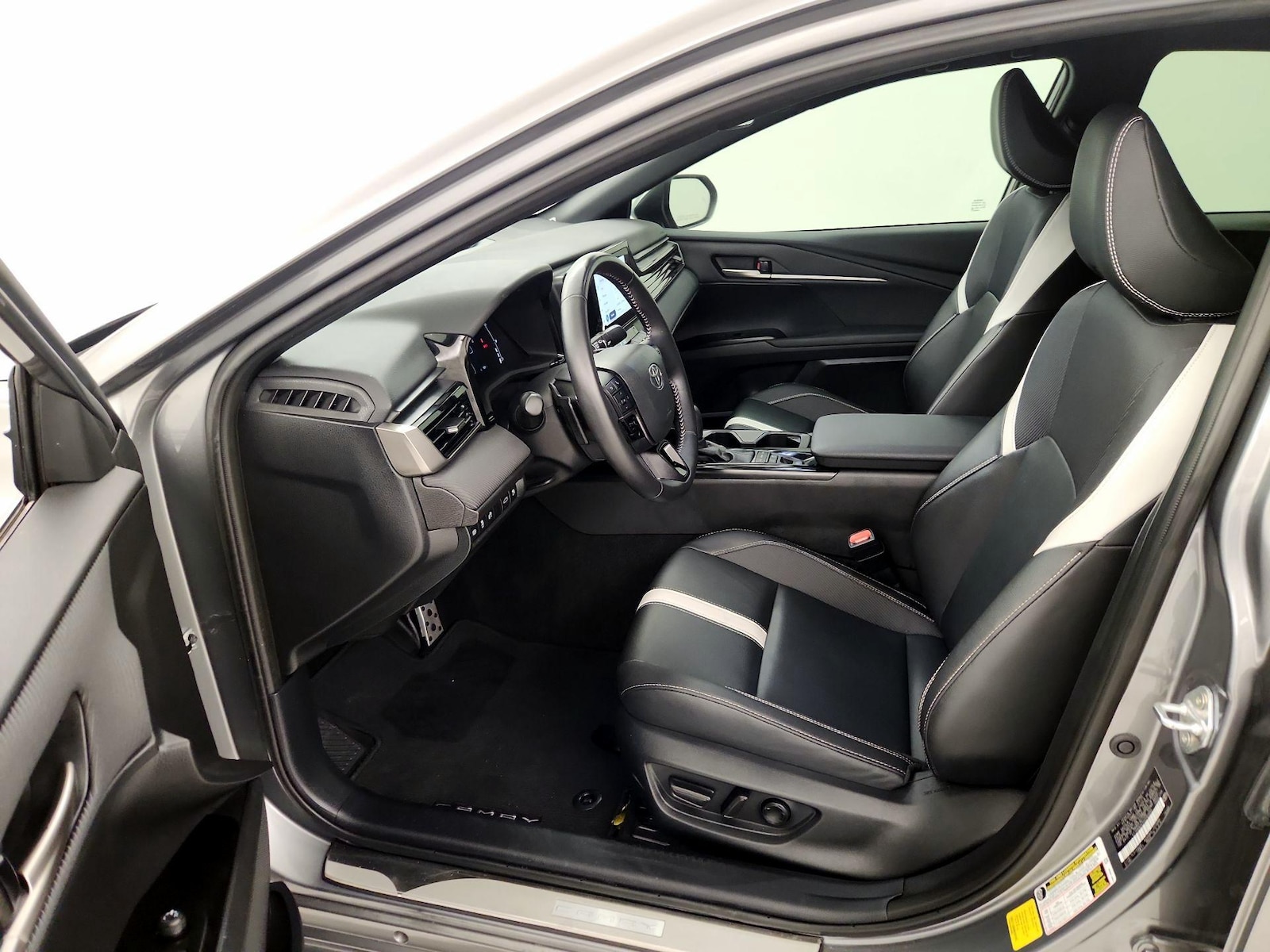 2025 Toyota Camry SE - Photo 12