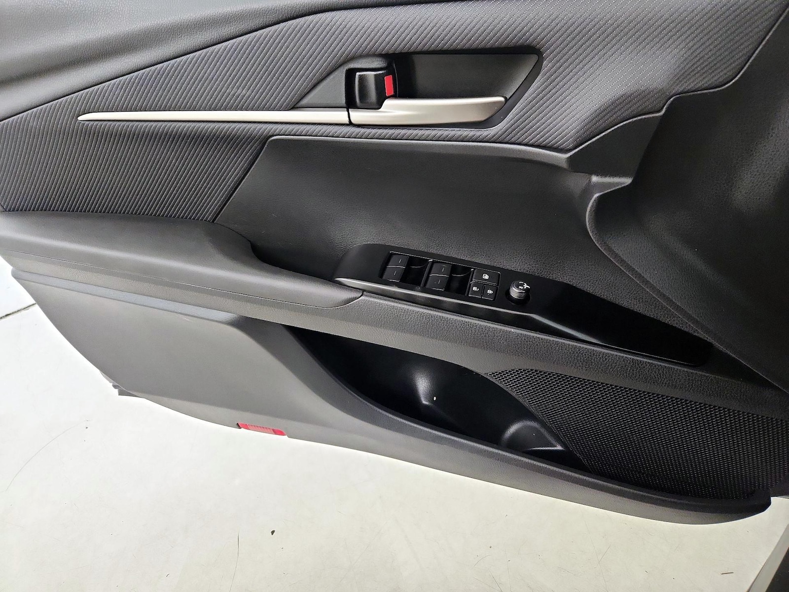 2025 Toyota Camry SE - Photo 13