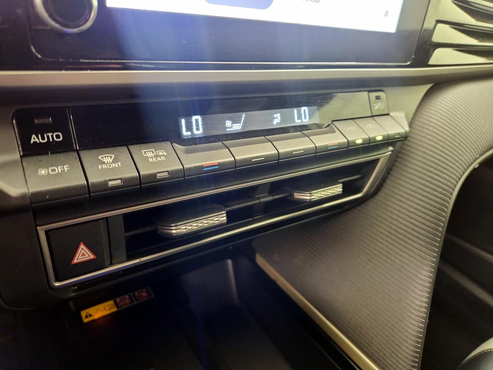 2025 Toyota Camry SE - Photo 17