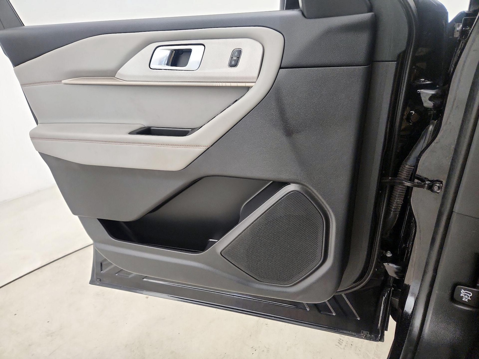 2025 Ford Explorer Active - Photo 13