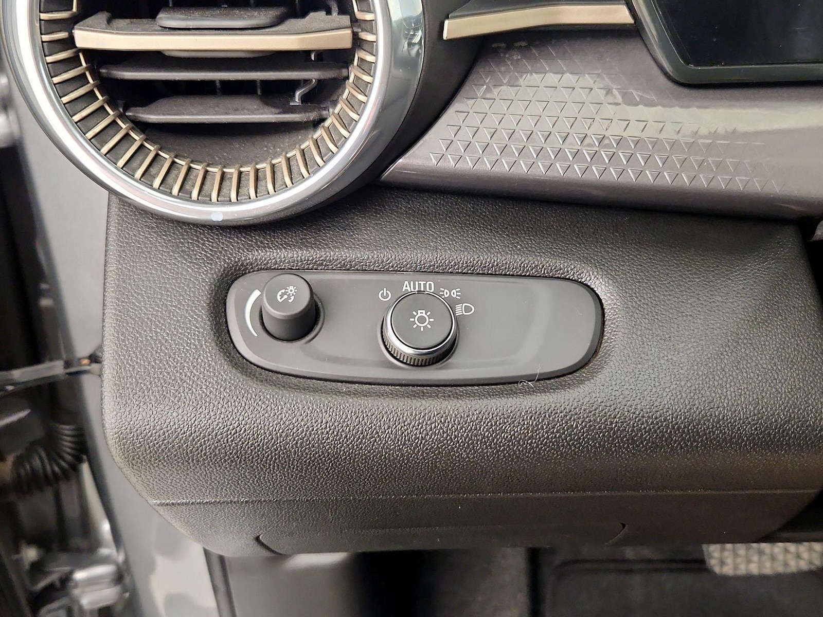2025 Chevrolet Trax Activ - Photo 14