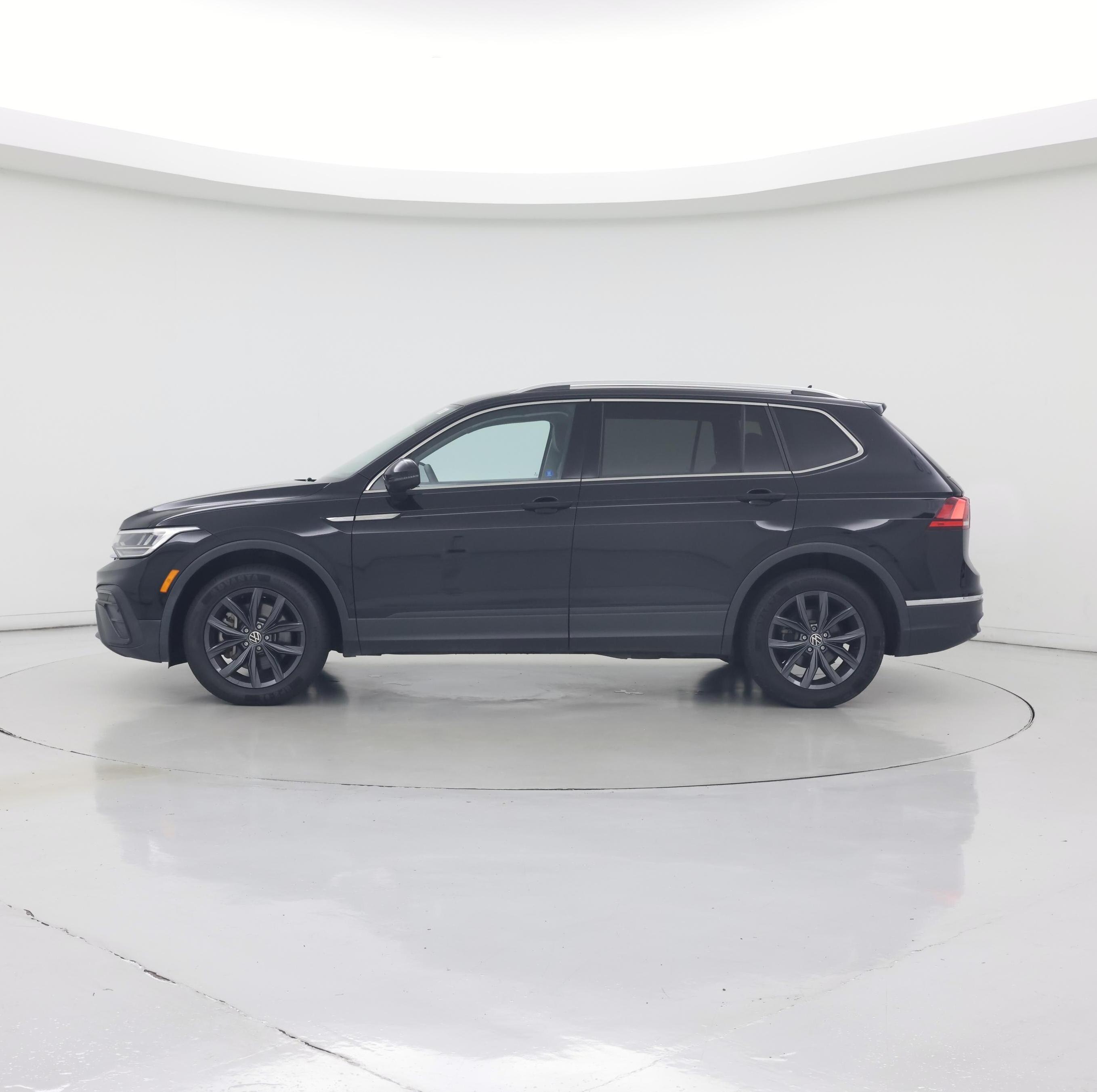 Thumbnail: 2022 Volkswagen Tiguan - 3