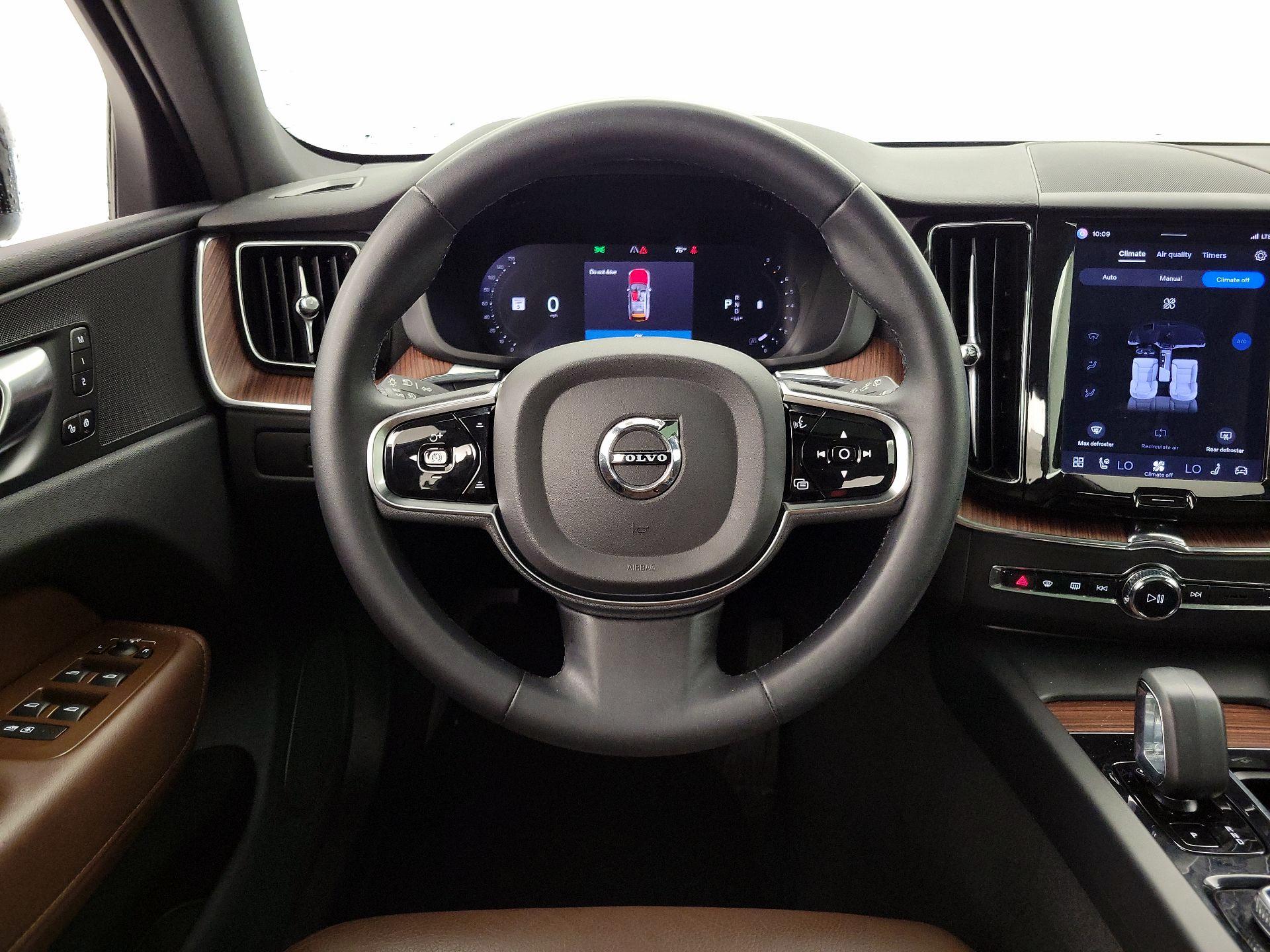 Thumbnail: 2023 Volvo XC60 - 10
