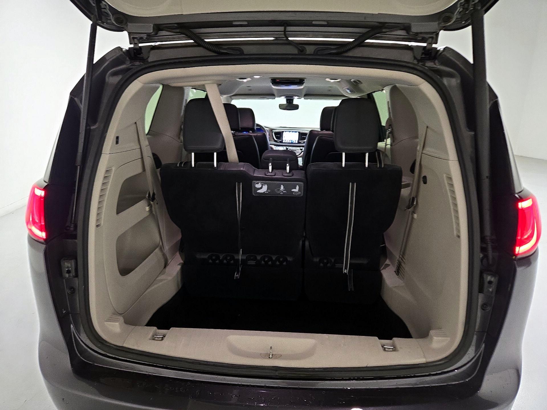 Thumbnail: 2019 Chrysler Pacifica - 20