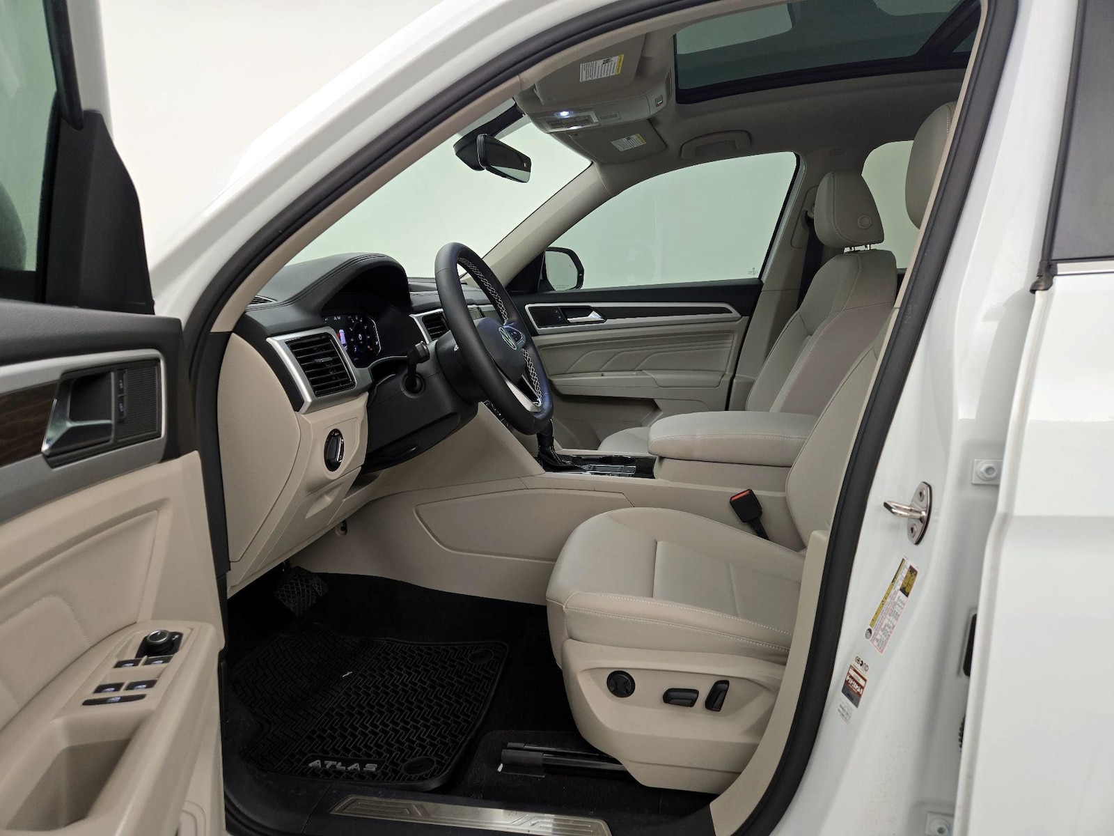 2023 Volkswagen Atlas SE w/Tech - Photo 12