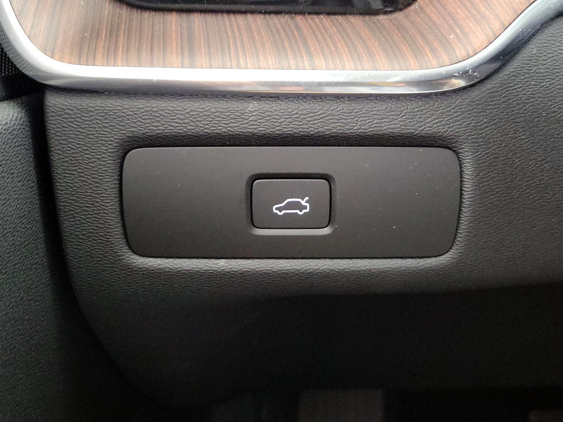 Thumbnail: 2023 Volvo XC60 - 13