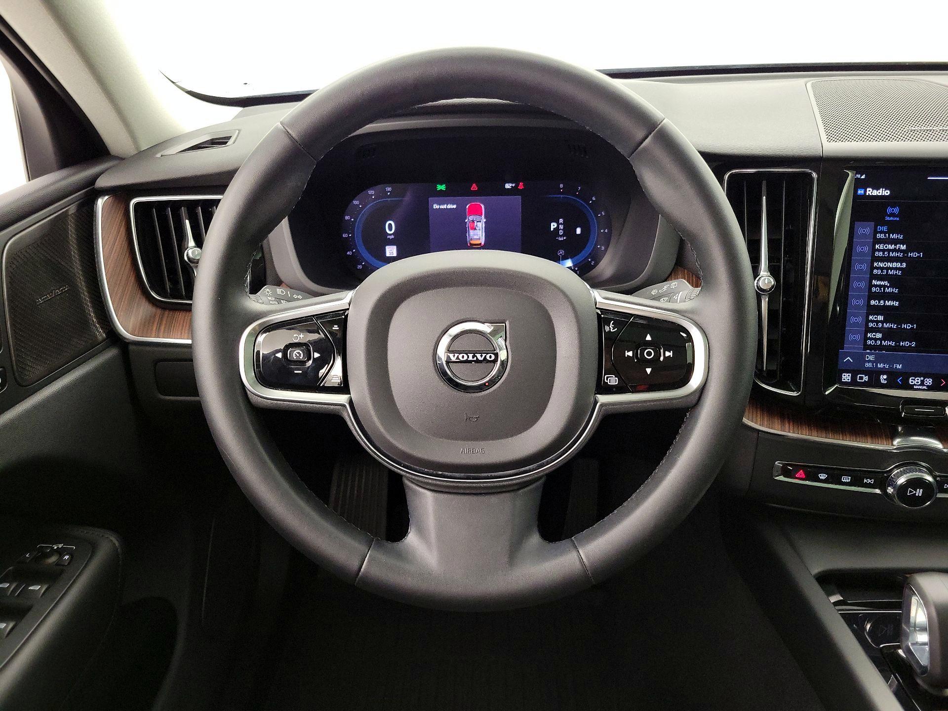 Thumbnail: 2023 Volvo XC60 - 10