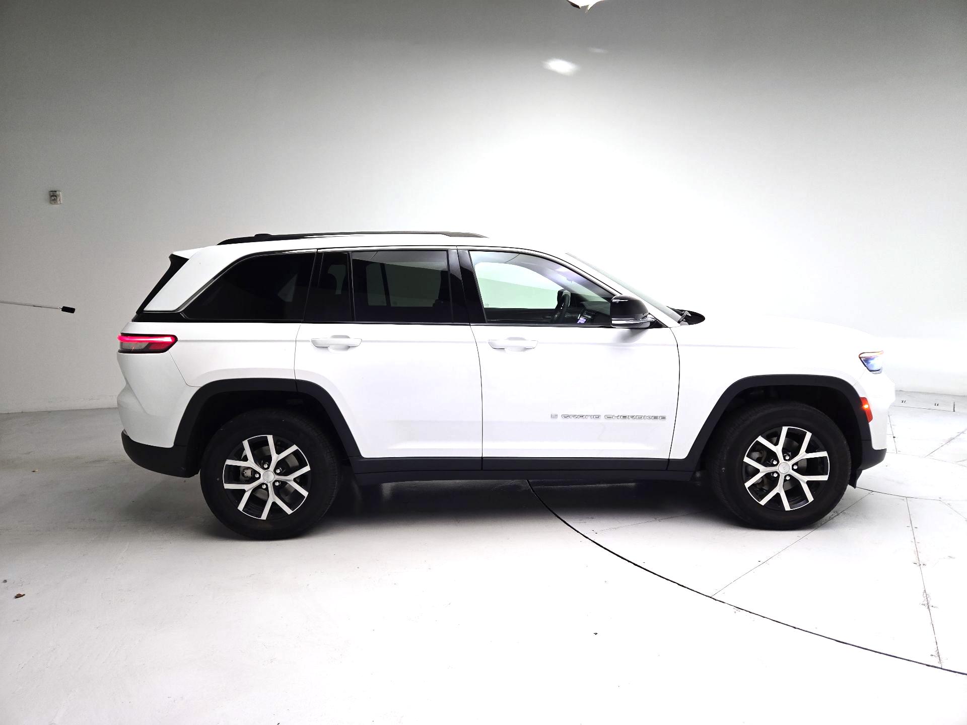 Thumbnail: 2023 Jeep Grand Cherokee - 4