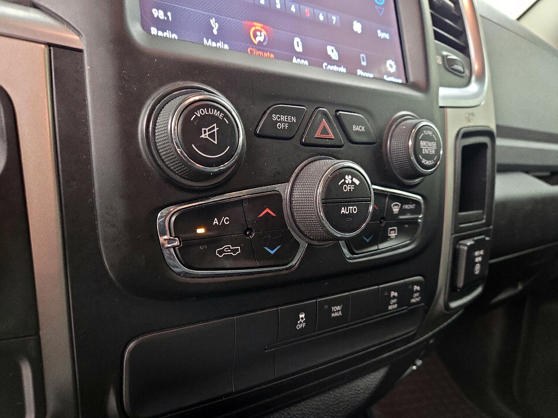 Thumbnail: 2019 RAM 1500 Classic - 16
