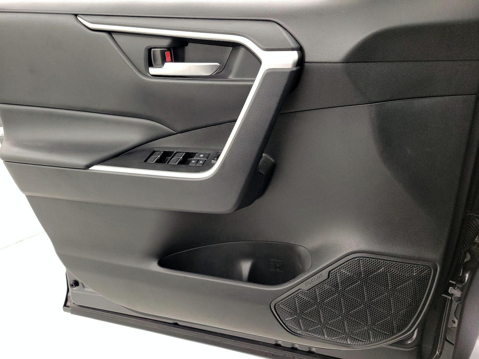 2025 Toyota RAV4 XLE - Photo 13