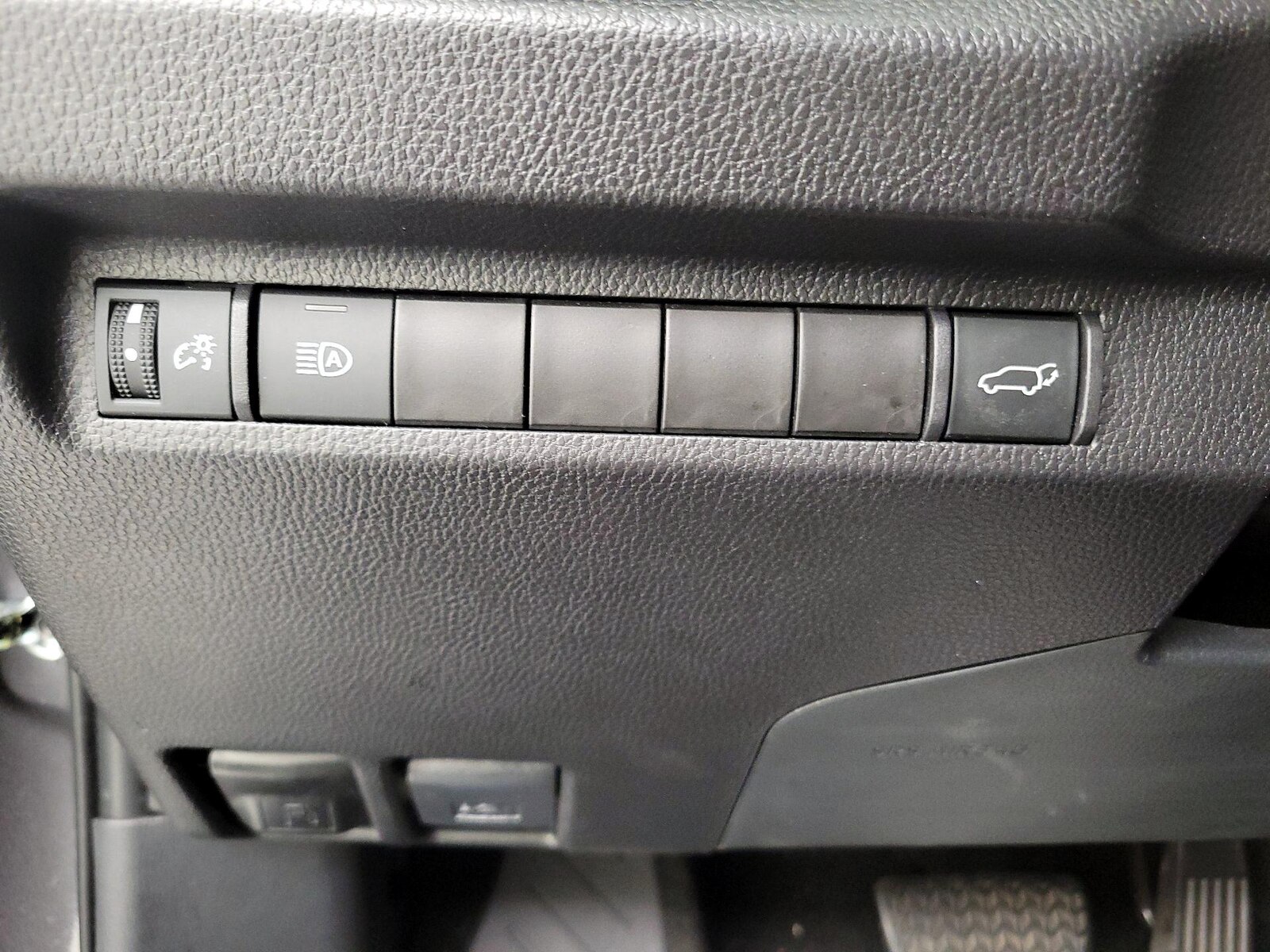 2025 Toyota RAV4 XLE - Photo 14
