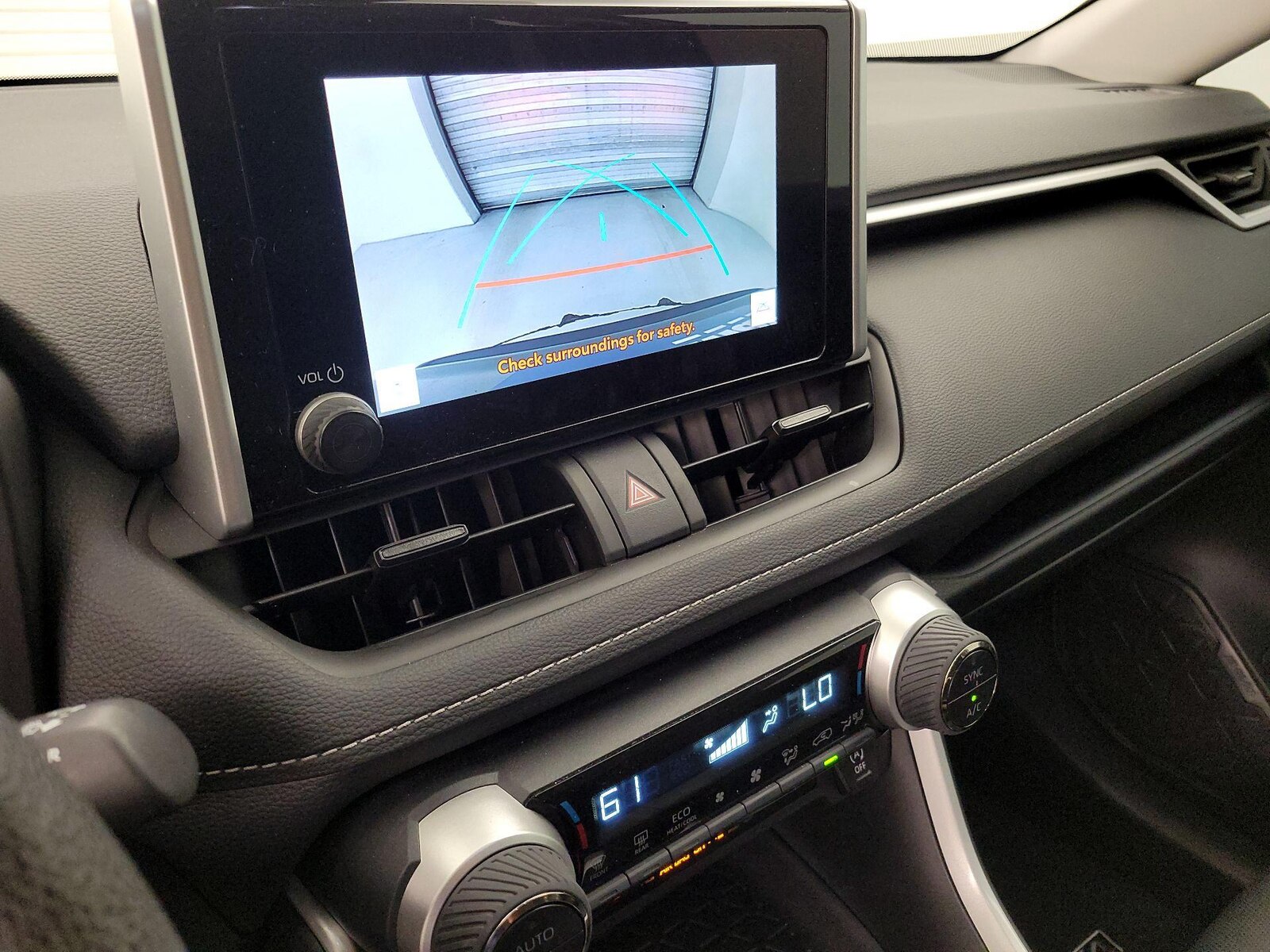 2025 Toyota RAV4 XLE - Photo 15